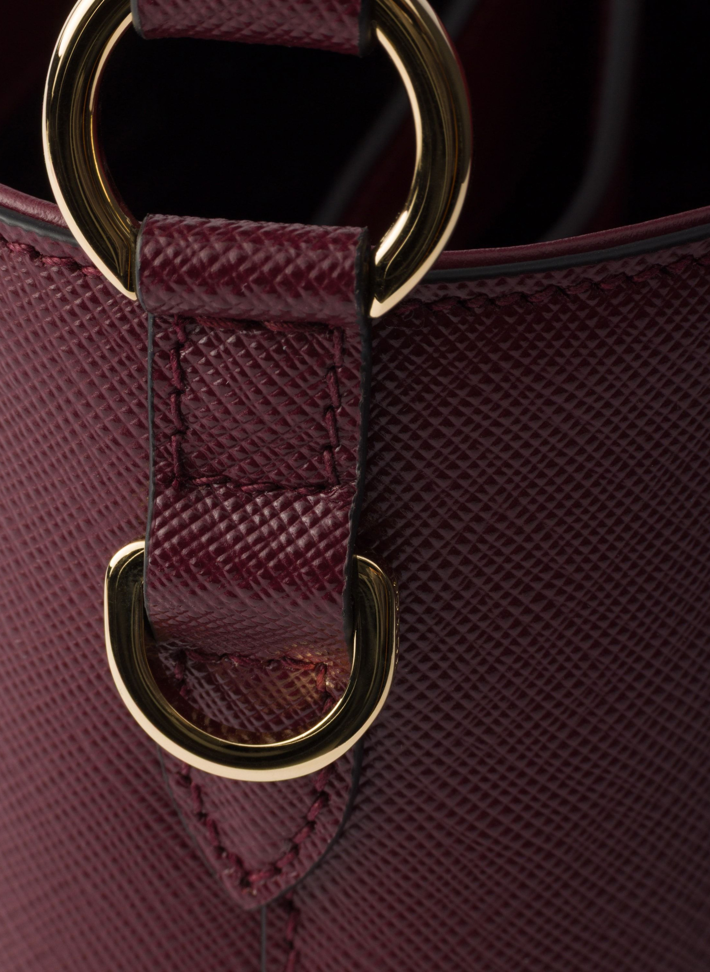 Mini sac seau en cuir saffiano PRADA Rouge