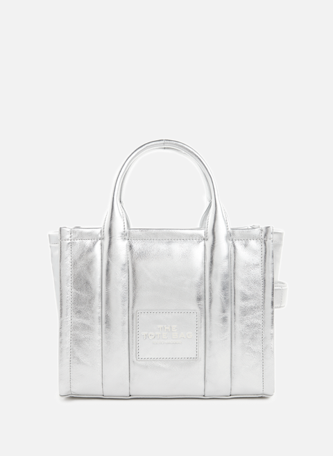 حقيبة صغيرة باللون الفضي من مارك جاكوبس 