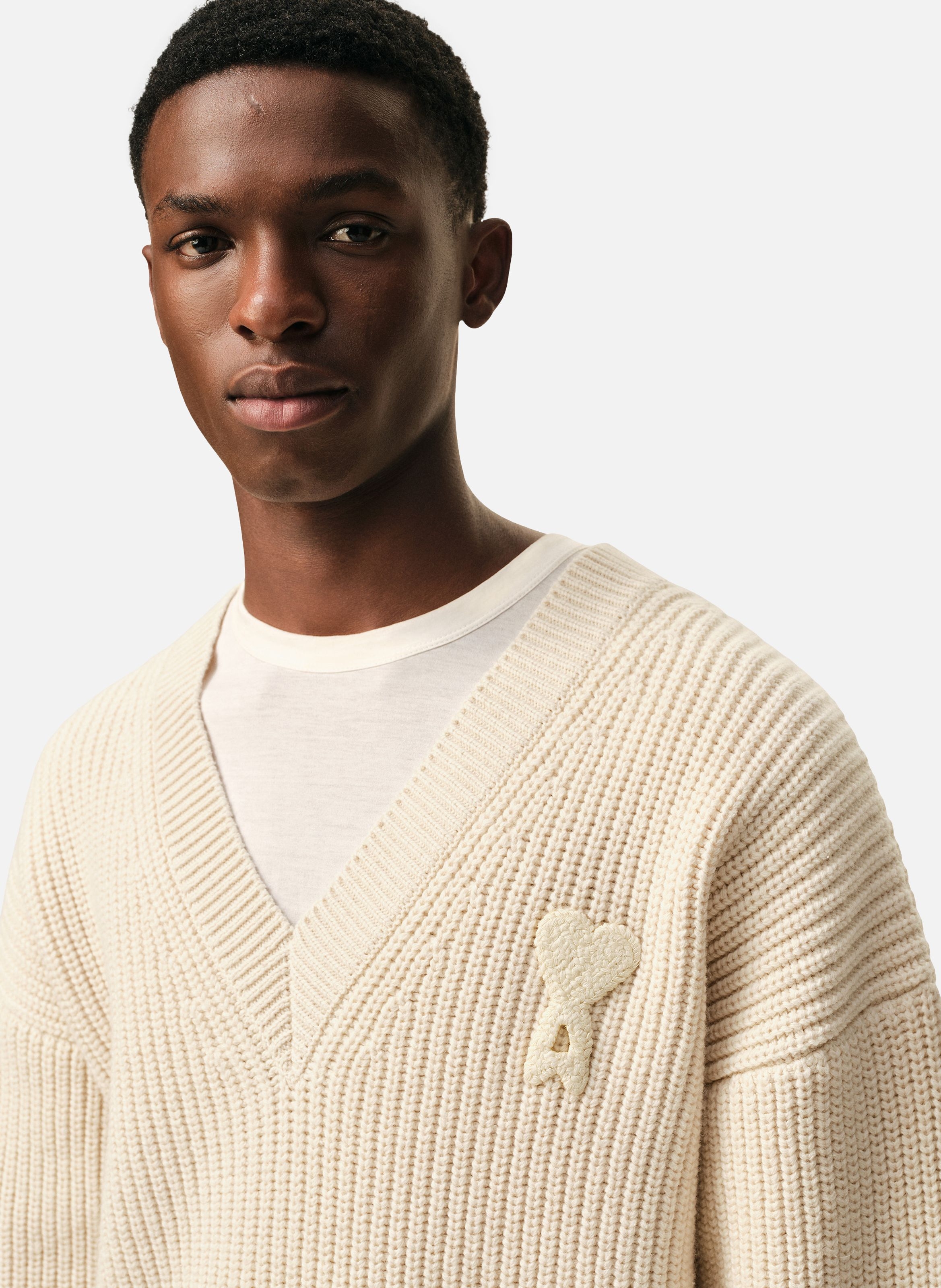 Pull col v ami de coeur en laine côtelée unisexe AMI PARIS Blanc