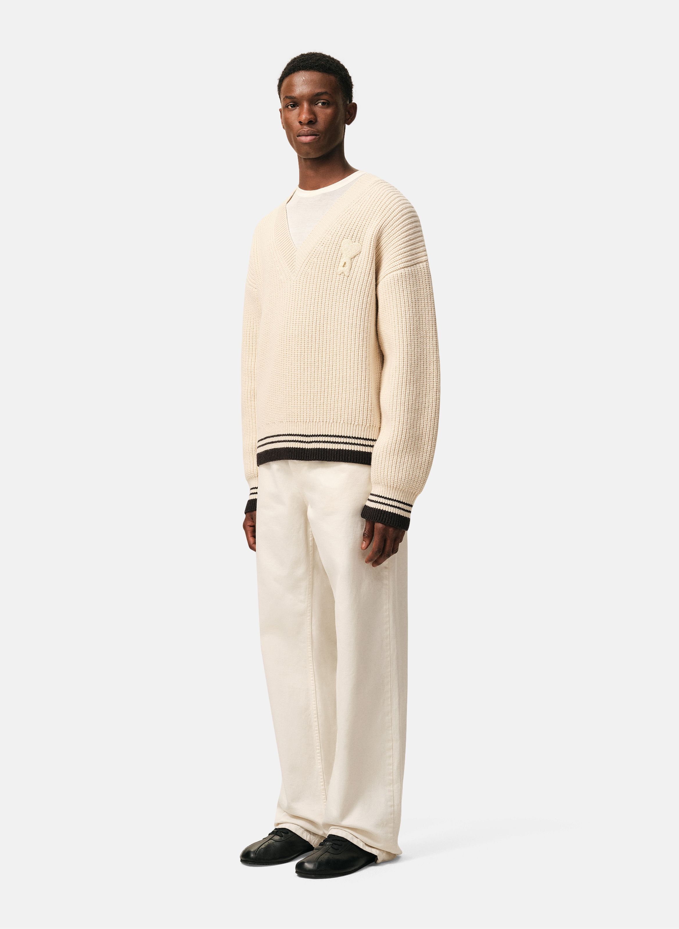 Pull col v ami de coeur en laine côtelée unisexe AMI PARIS Blanc