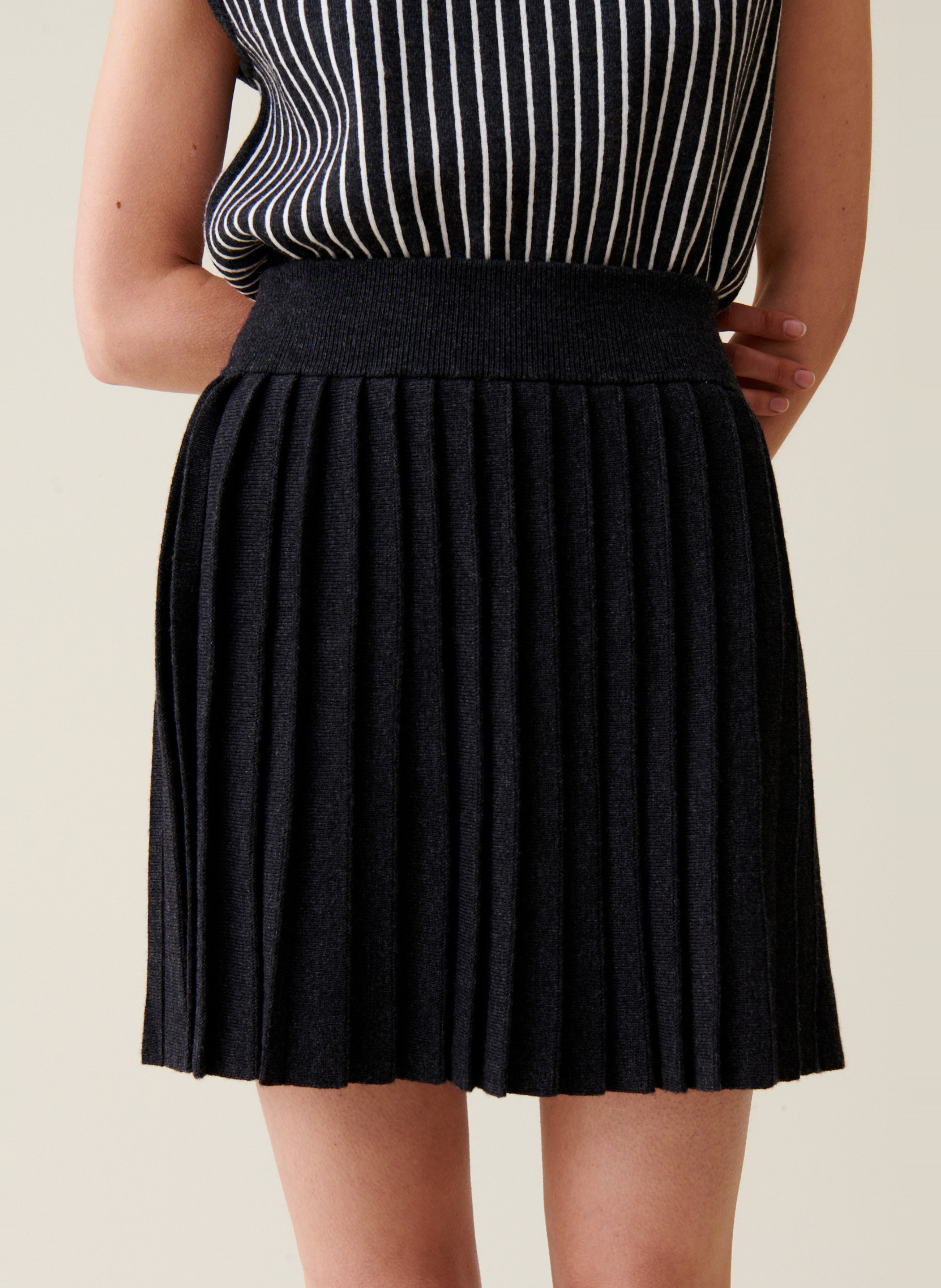 Jupe courte plissée en maille CLAUDIE PIERLOT Gris