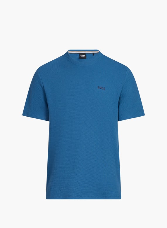 T-shirt bleu uni coupe droite avec un col rond et des surpiqûres blanches T-shirt bleu uni coupe droite avec un col rond et des surpiqûres blanches