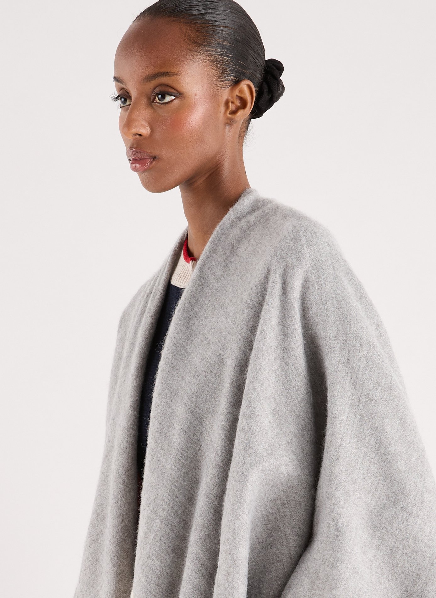 Poncho avec liseré doré AU PRINTEMPS PARIS Gris