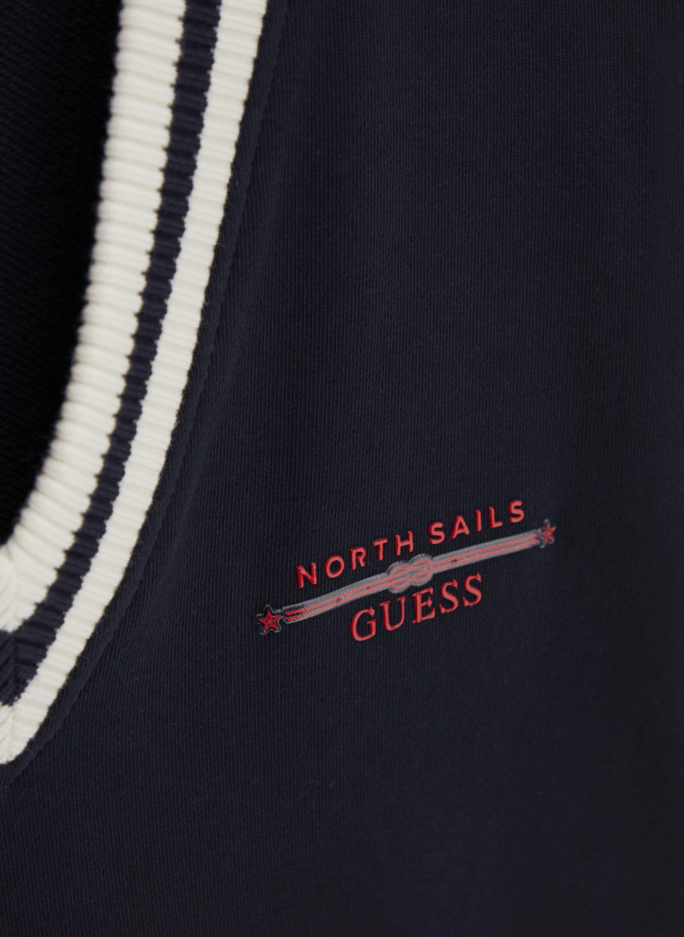 Trui met V-hals en geborduurd logodetail van een katoenmix. GUESS Blauw