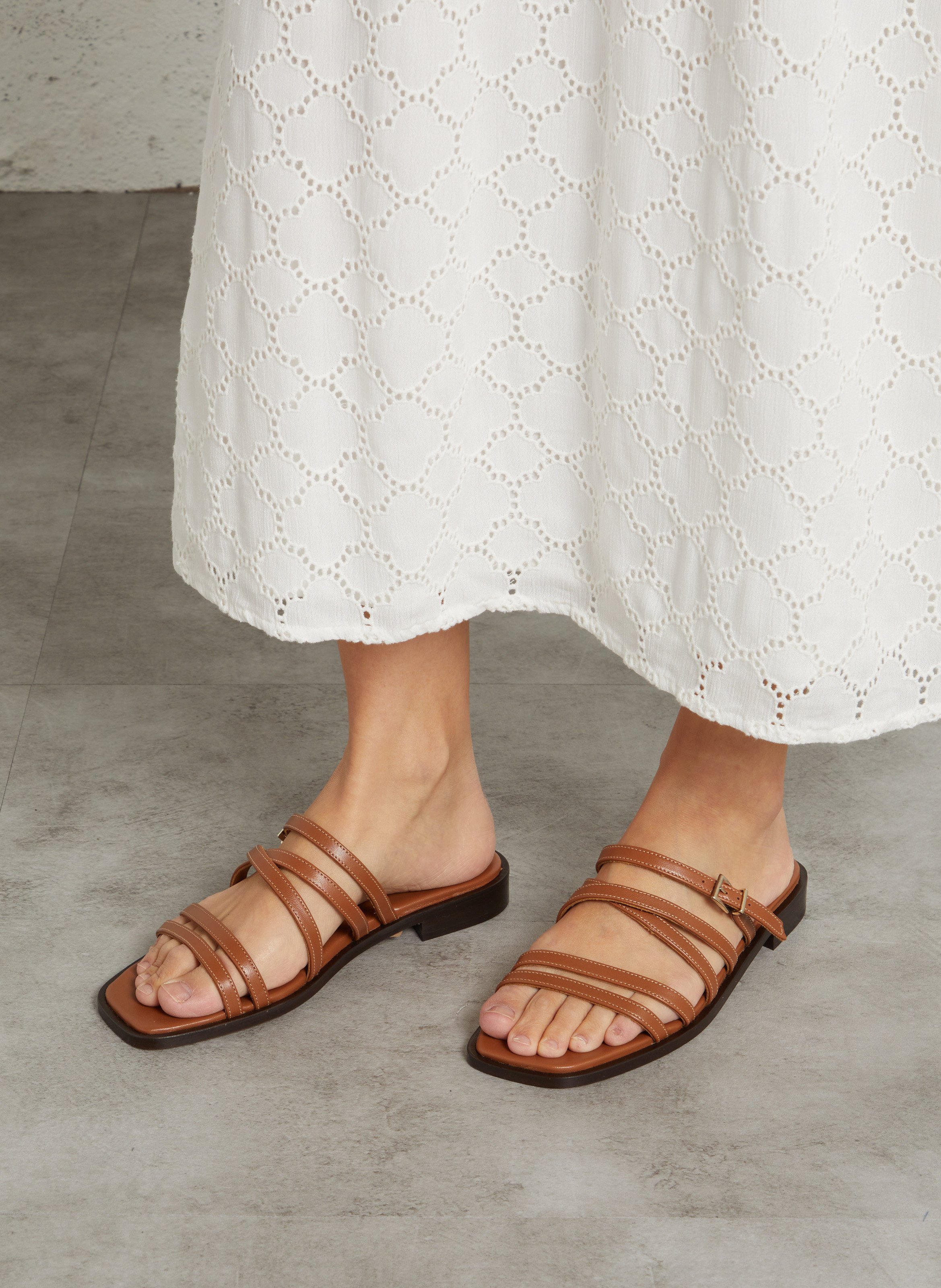 Mules plates en cuir isys BOBBIES Marron