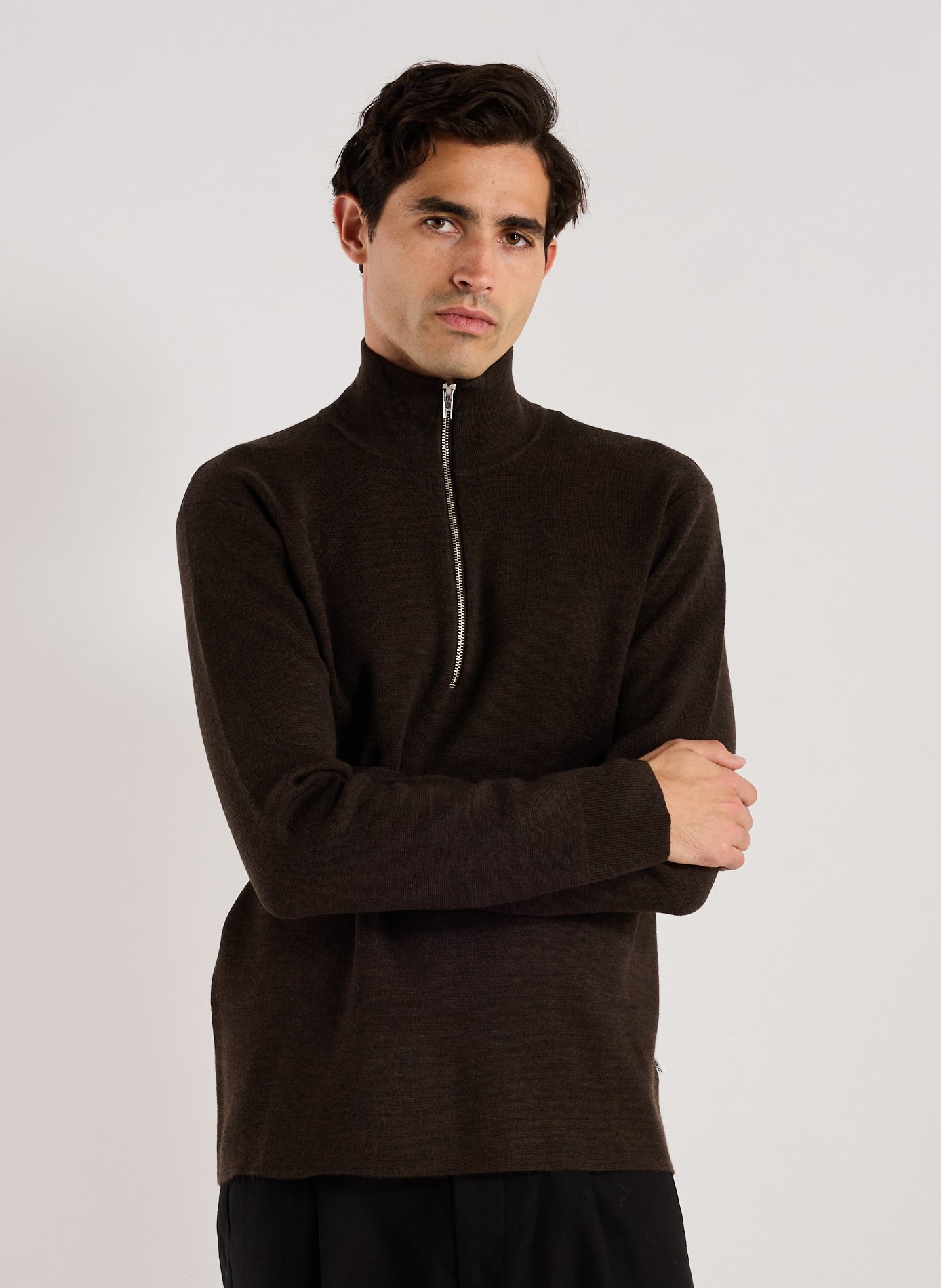 NN.07 Pull col montant zippé Marron