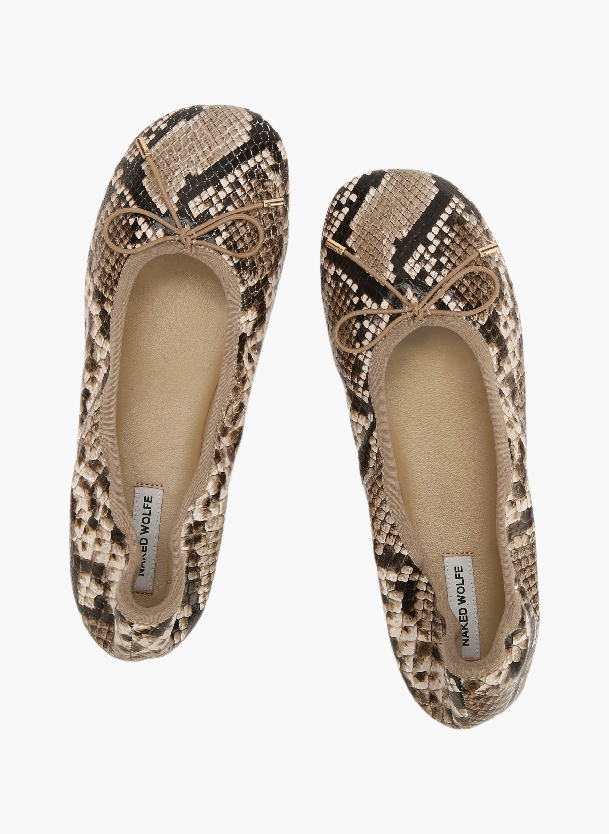 Scrunch-ballerina's van leer met slangenprint NAKED WOLFE Beige