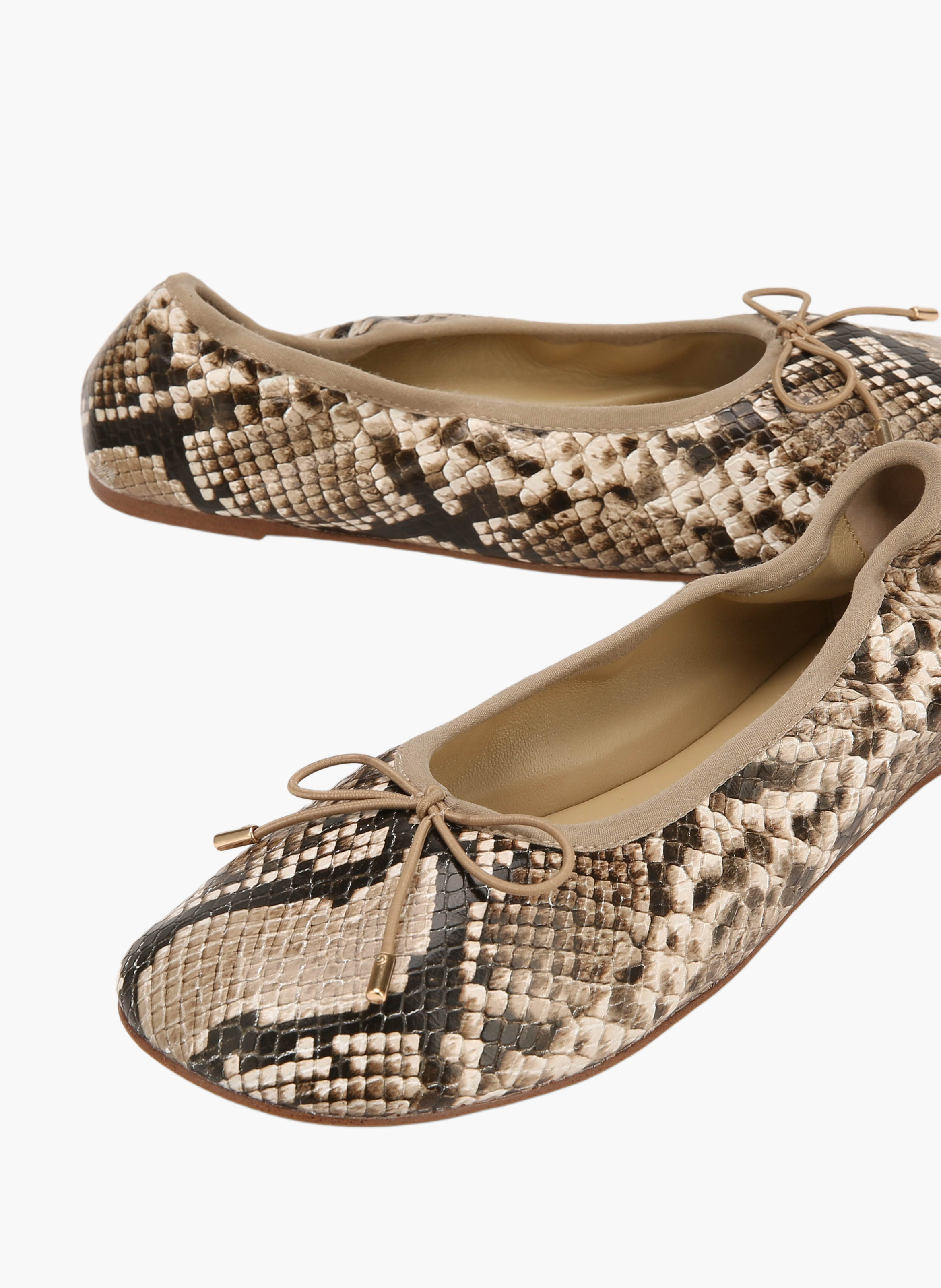 Scrunch-ballerina's van leer met slangenprint NAKED WOLFE Beige