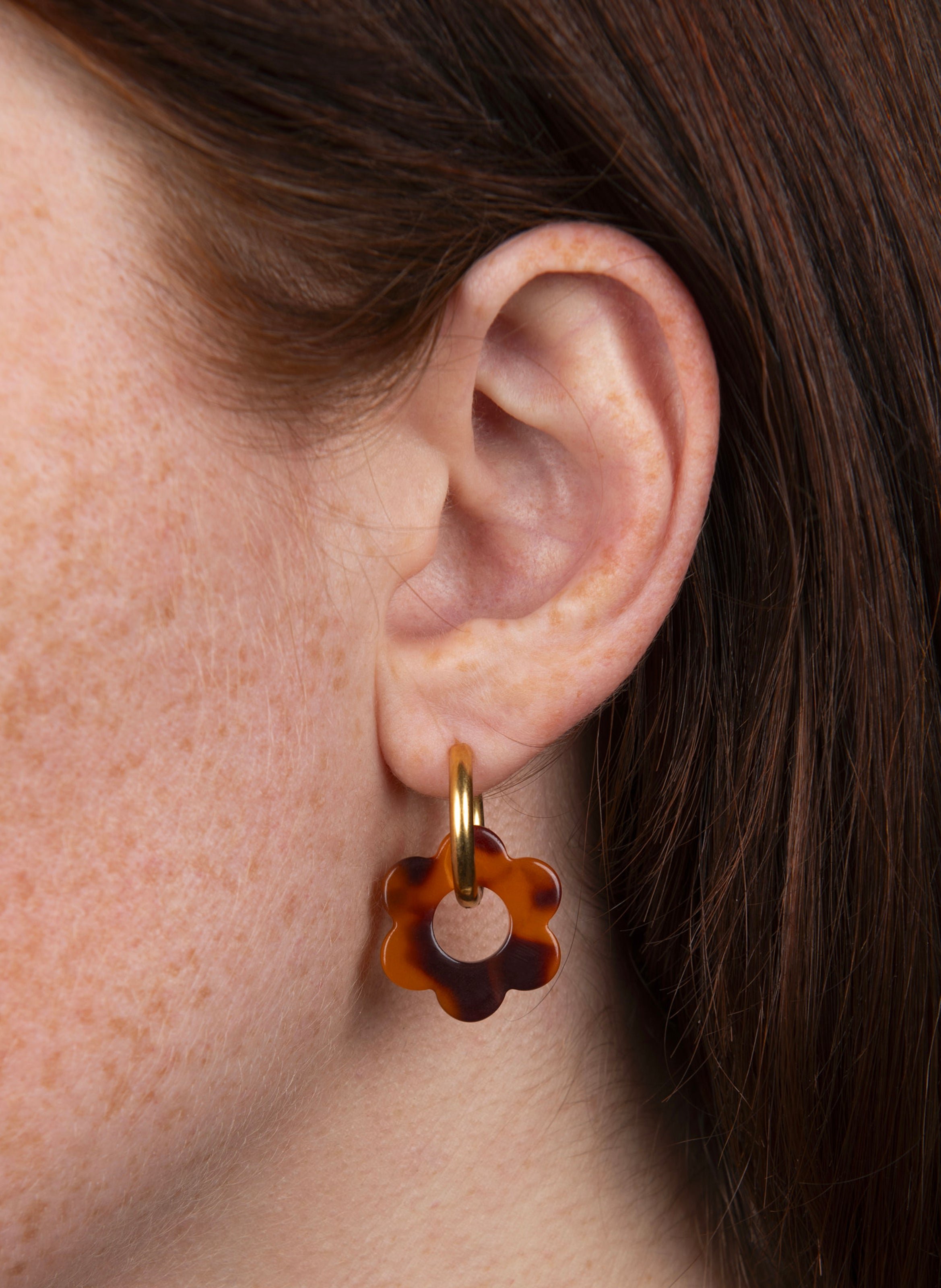 Boucles d'oreilles baby fleurette avec anneaux en acier inoxydable doré KURAGE GINZA Marron