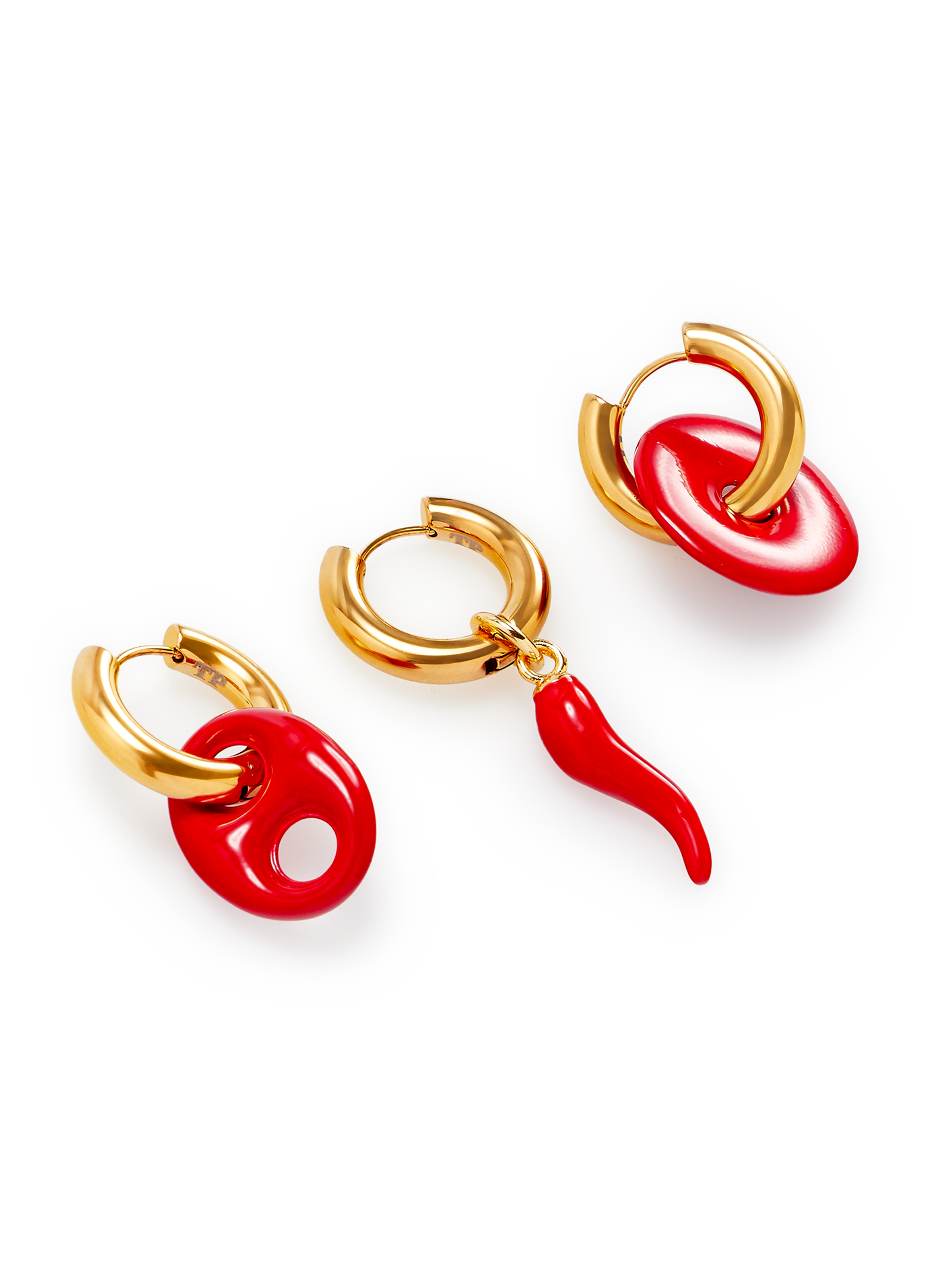 Trois boucles d'oreille dépareillées