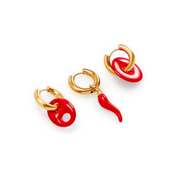 Trois boucles d'oreille dépareillées