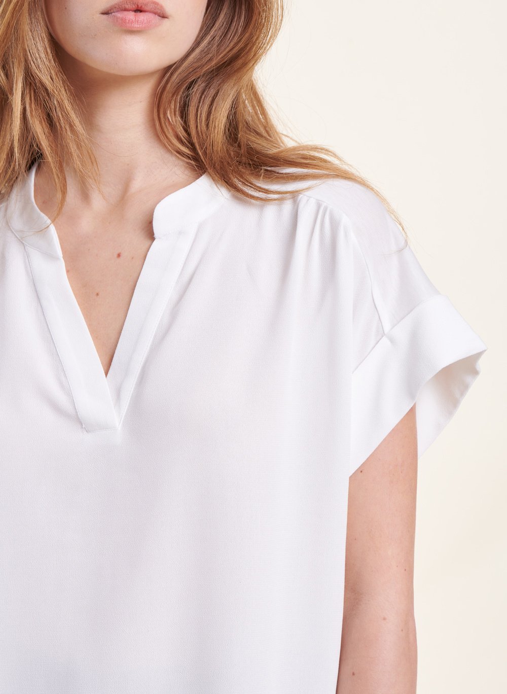 Ruimvallend T-shirt met V-hals en materiaalcombinatie LA FEE MARABOUTEE Wit