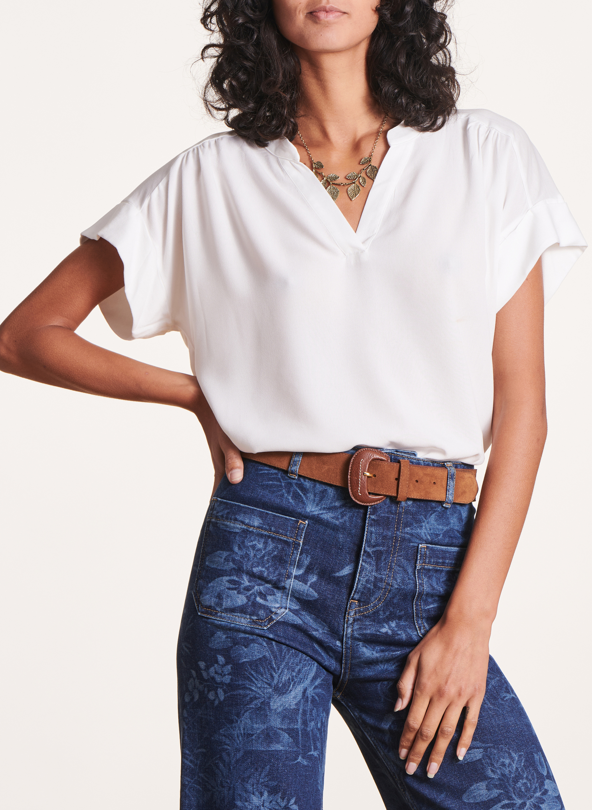 Ruimvallend T-shirt met V-hals en materiaalcombinatie LA FEE MARABOUTEE Wit