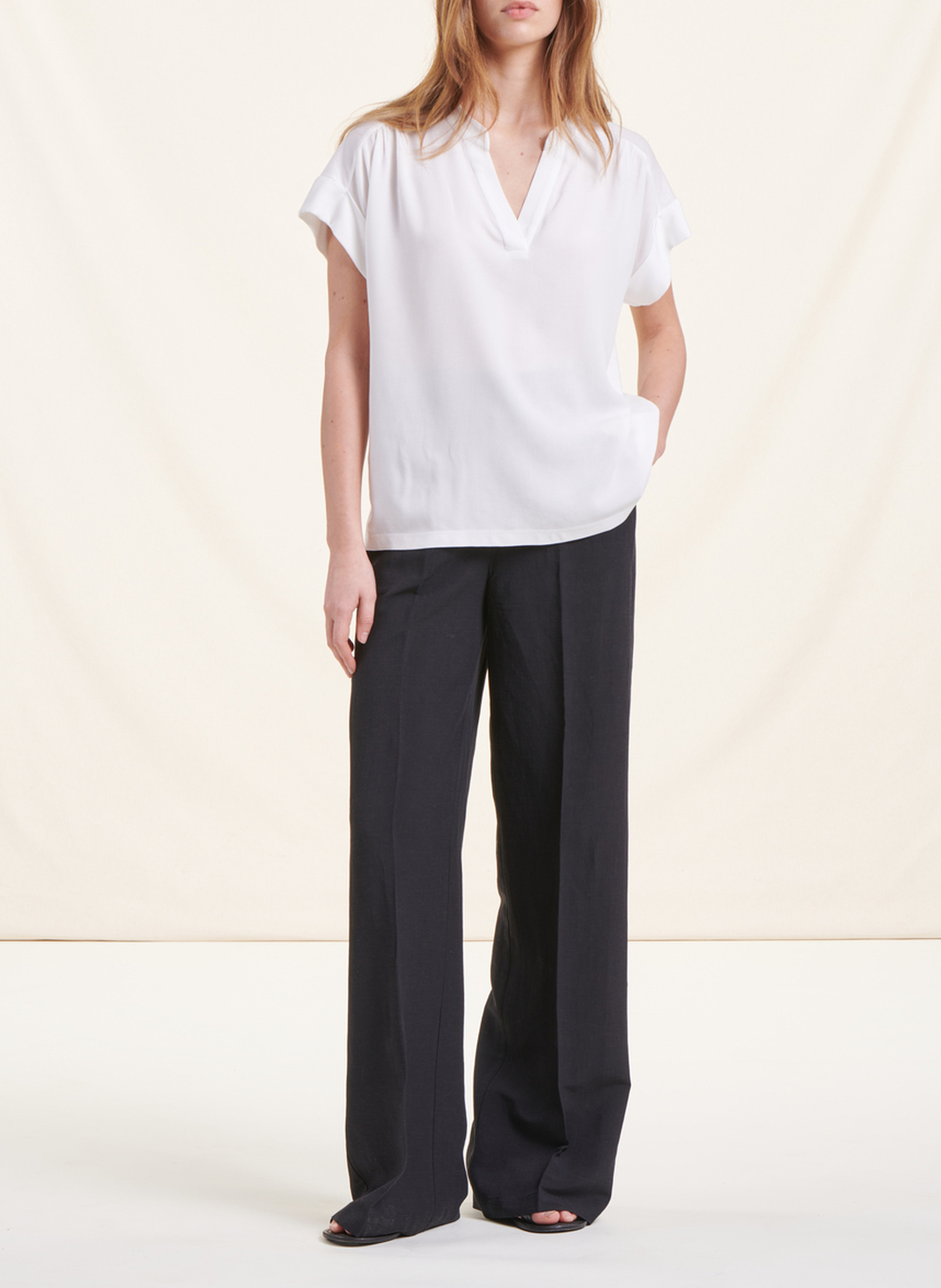Ruimvallend T-shirt met V-hals en materiaalcombinatie LA FEE MARABOUTEE Wit