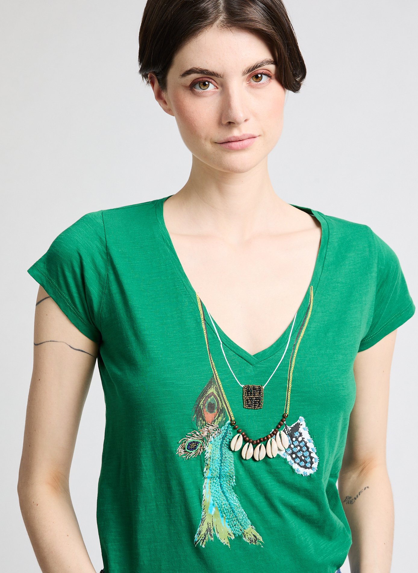 Straight cotton T-shirt with jewelry LEON & HARPER Green