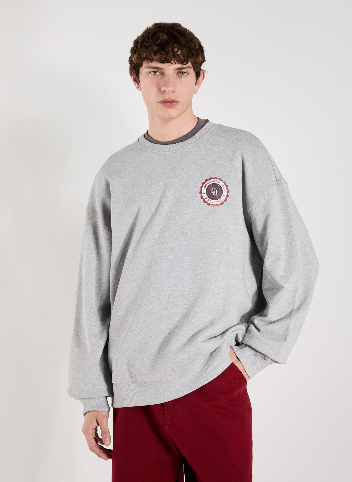 GUESS Sweat ample à col rond en coton Gris
