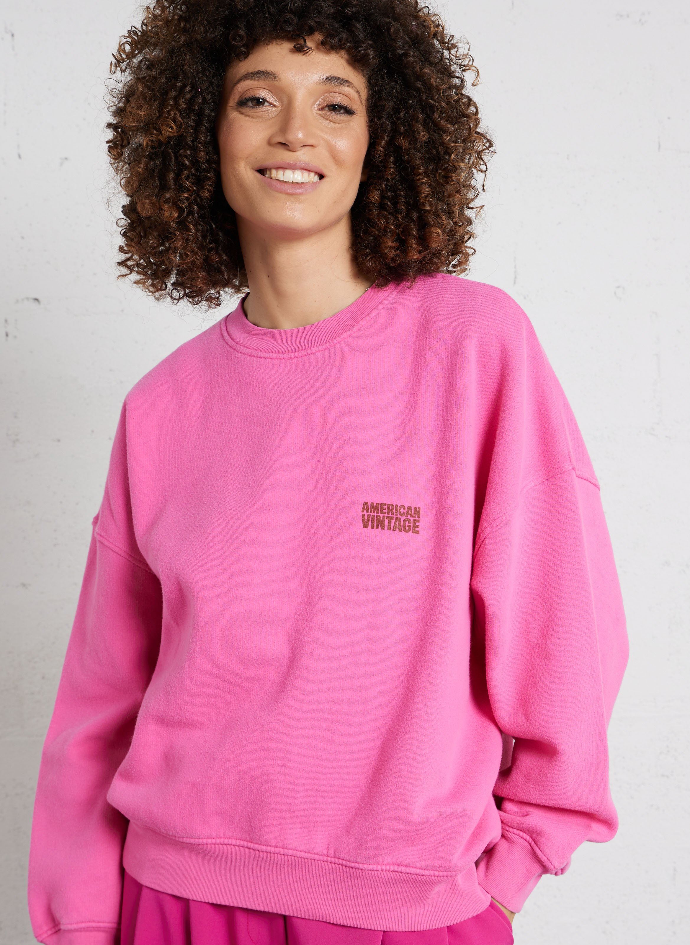Sweat ample col rond sérigraphié en coton plizzy AMERICAN VINTAGE Rose