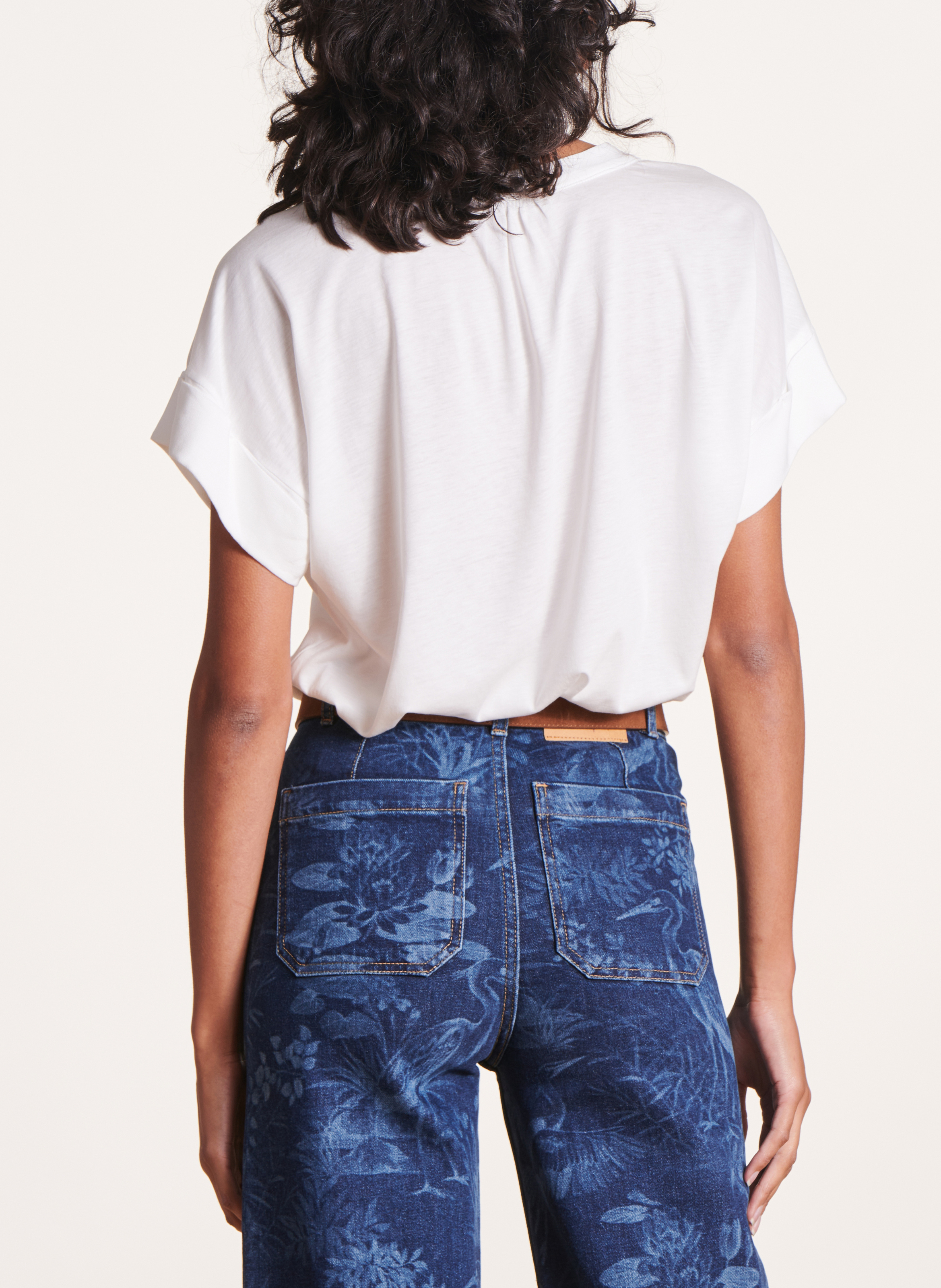 Ruimvallend T-shirt met V-hals en materiaalcombinatie LA FEE MARABOUTEE Wit