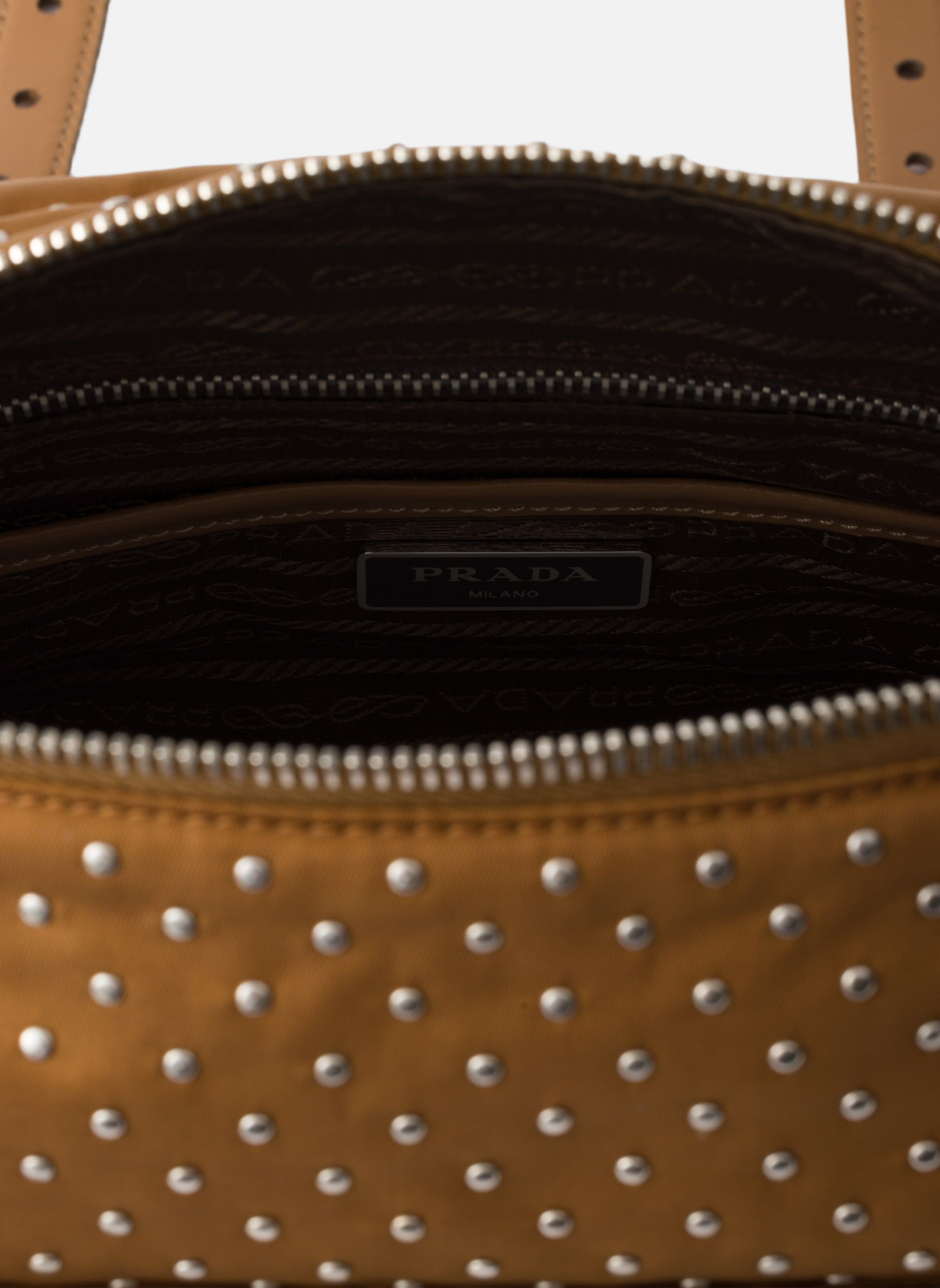 Sac à bandoulière en re-nylon avec clous PRADA Marron