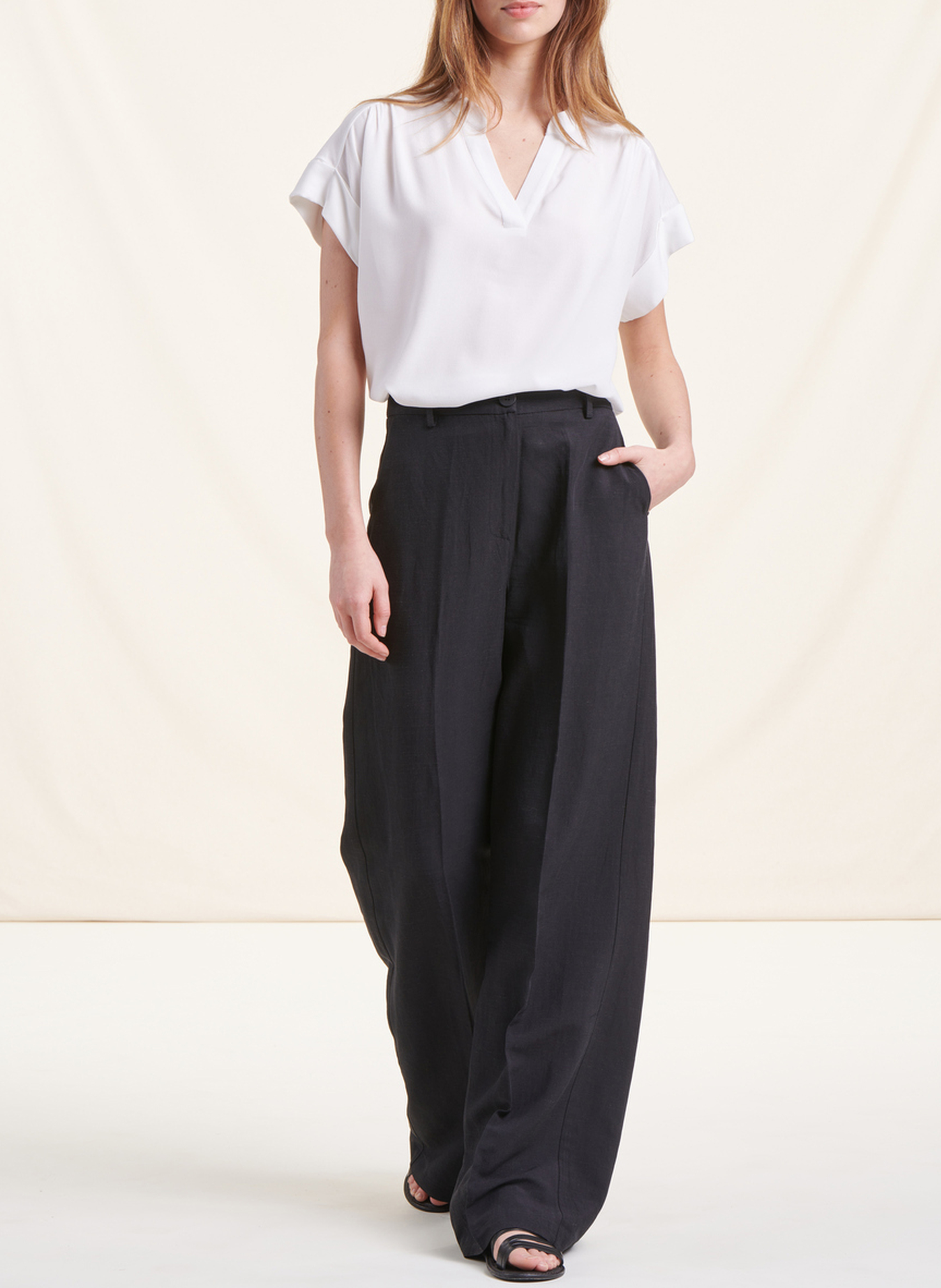 Ruimvallend T-shirt met V-hals en materiaalcombinatie LA FEE MARABOUTEE Wit