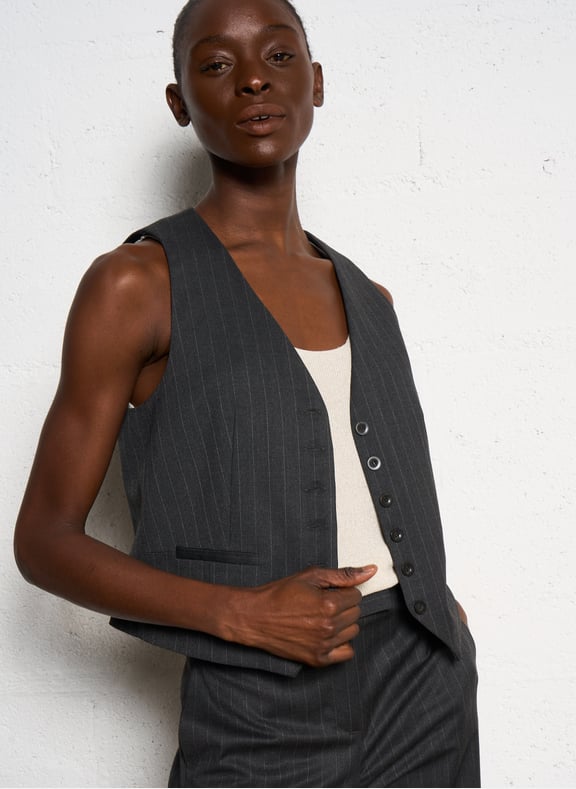 Gilet court encolure v simeon Gris by MAISON 123 MAISON 123 Gilet court encolure v simeon Gris
