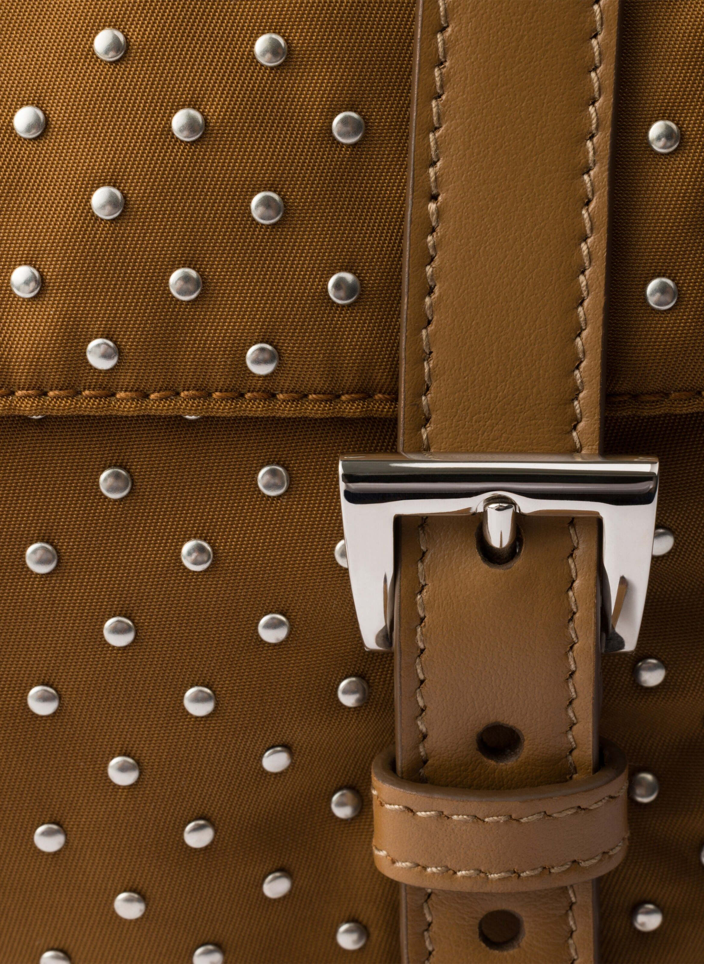 Sac à bandoulière en re-nylon avec clous PRADA Marron