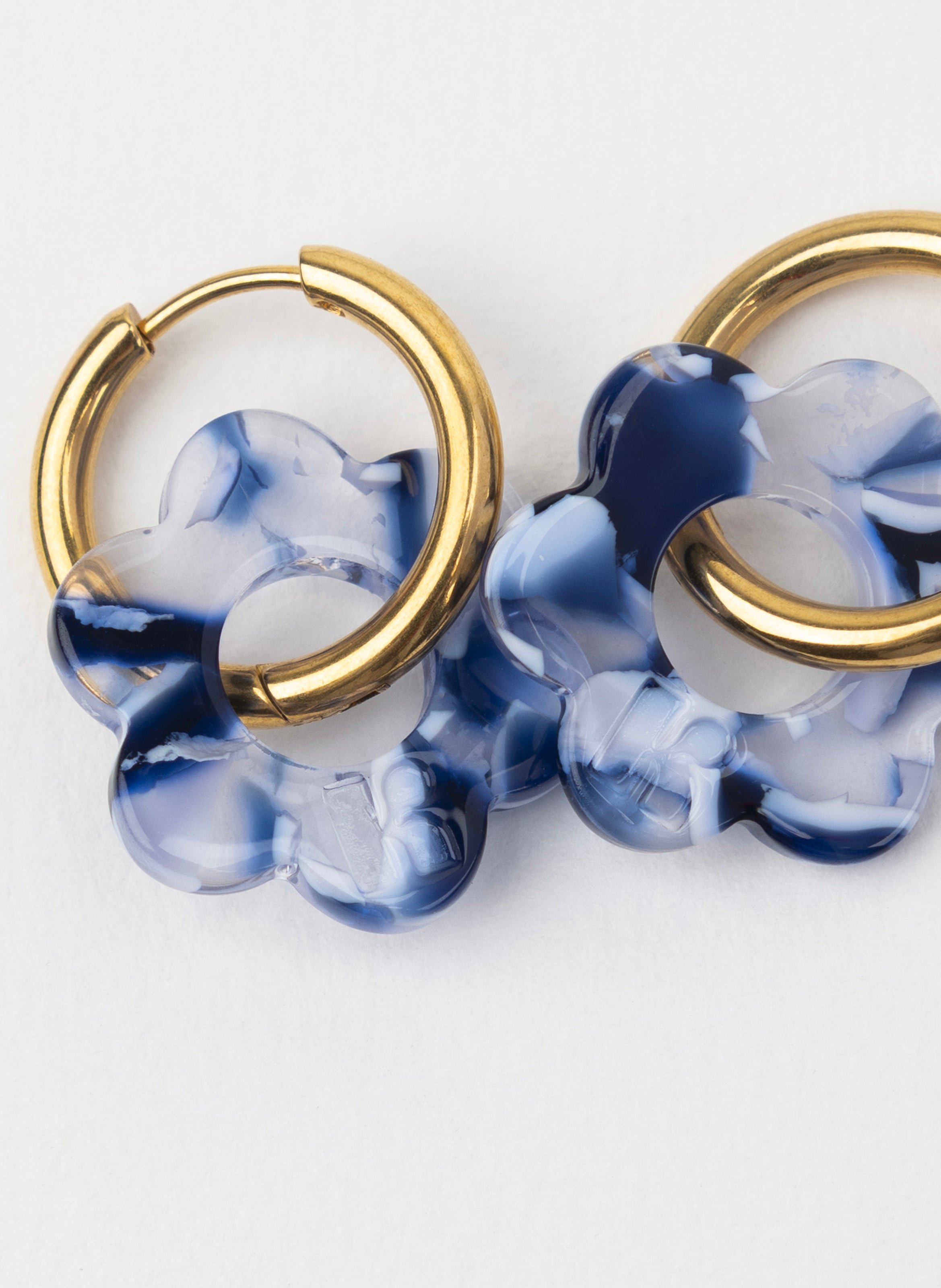 Boucles d'oreilles Baby Fleurette avec anneaux en acier inoxydable doré KURAGE GINZA Bleu