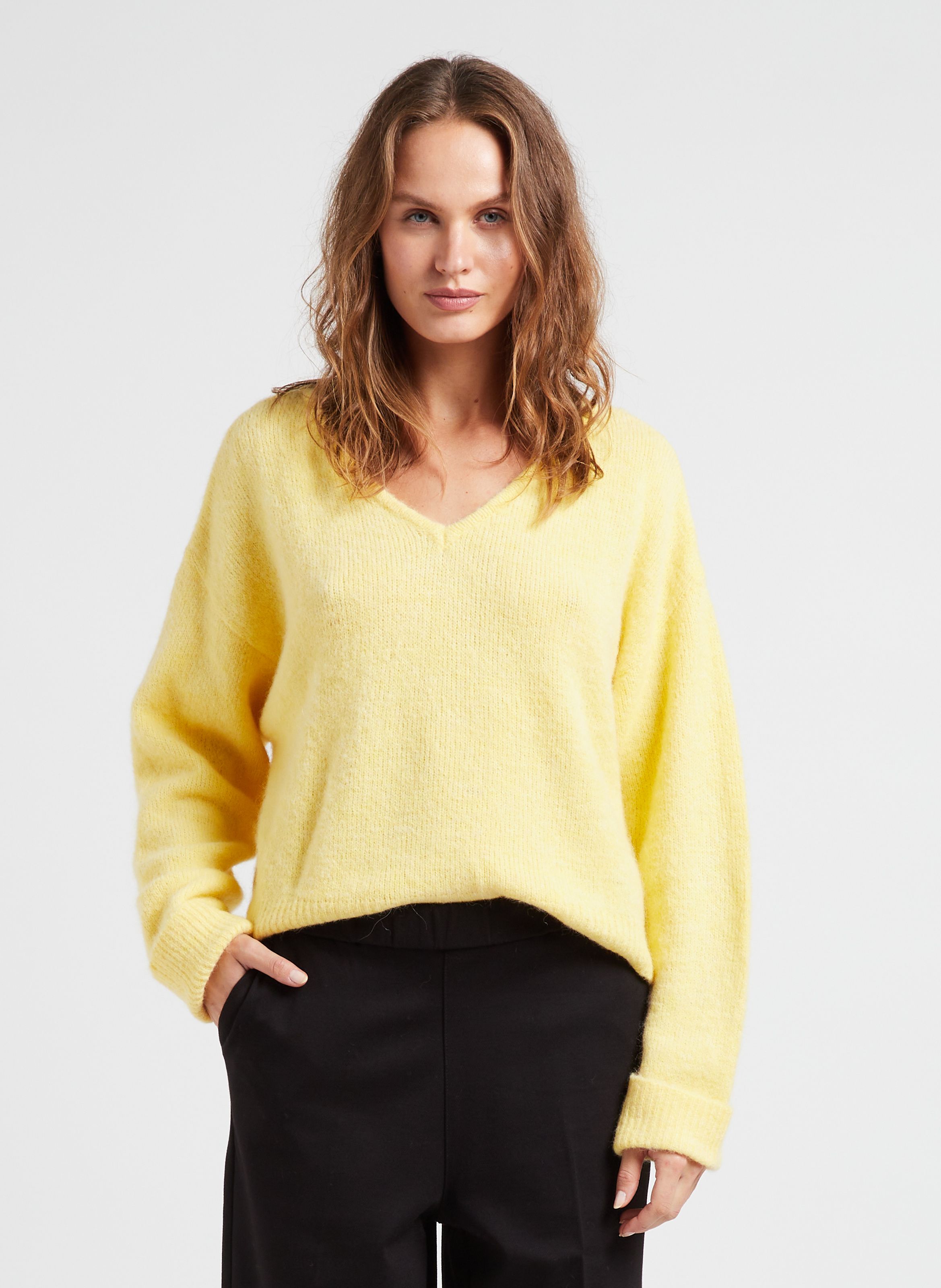 Pull jaune best sale col v