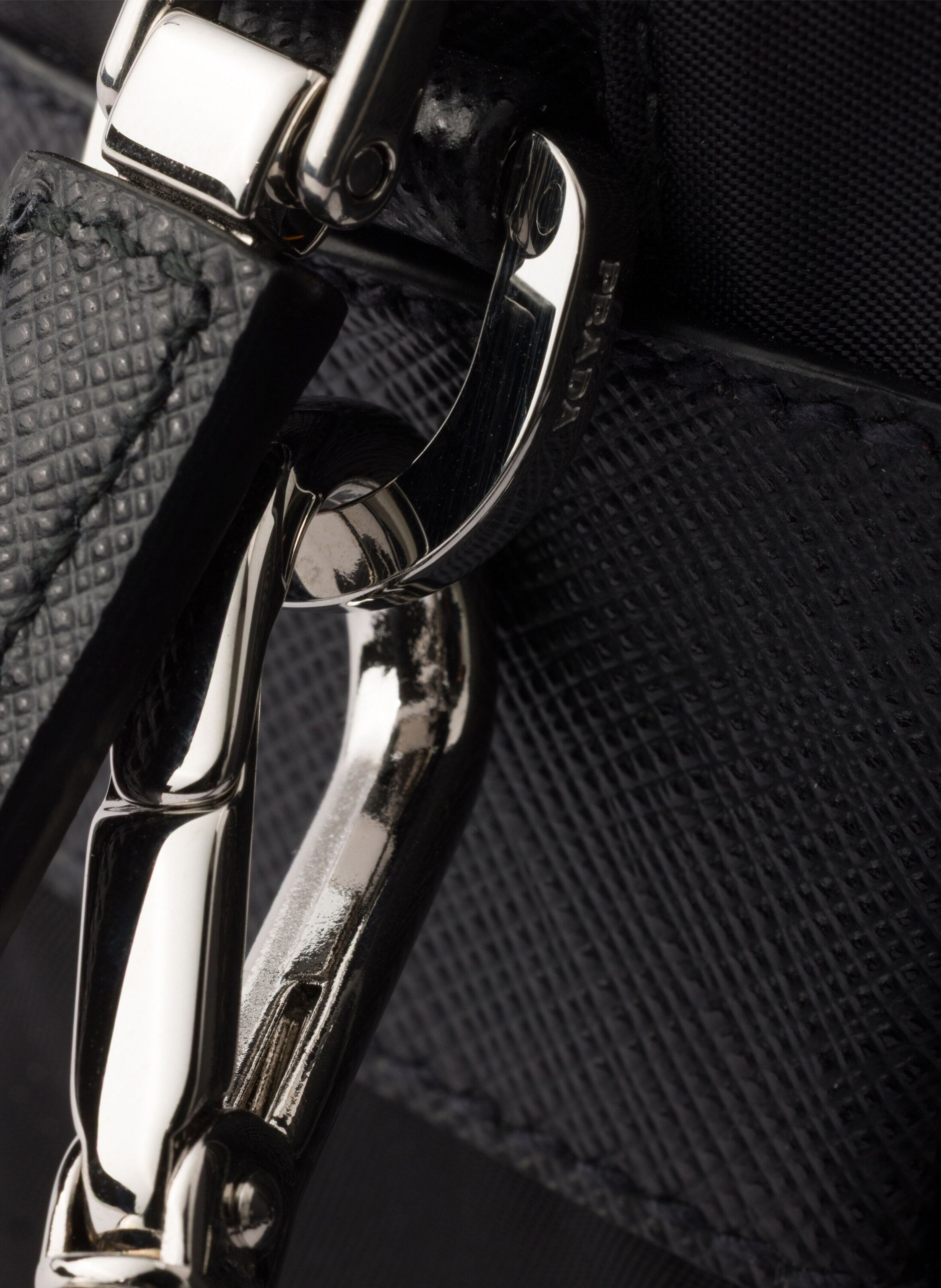 Sac porté épaule en re-nylon et cuir saffiano PRADA Noir