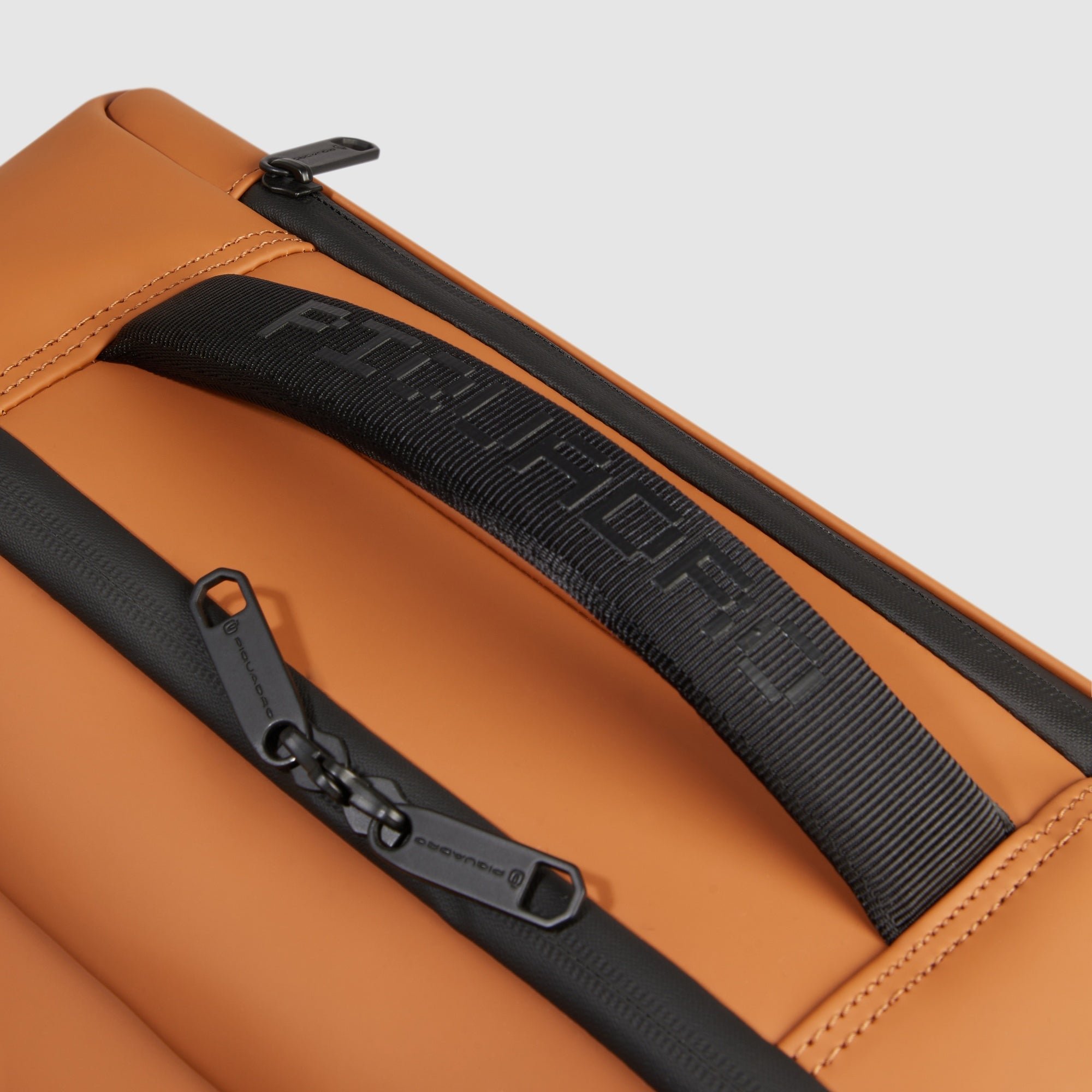 Slanke waterafstotende handbagagekoffer met 4 wielen PIQUADRO Bruin