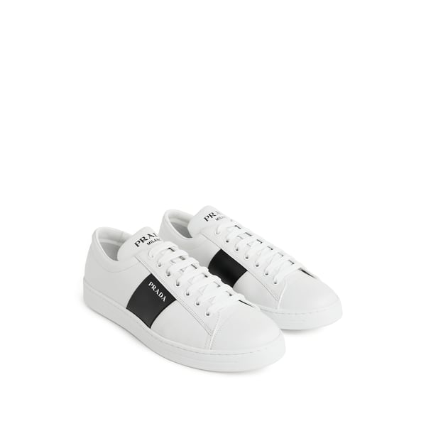 Baskets logo en cuir