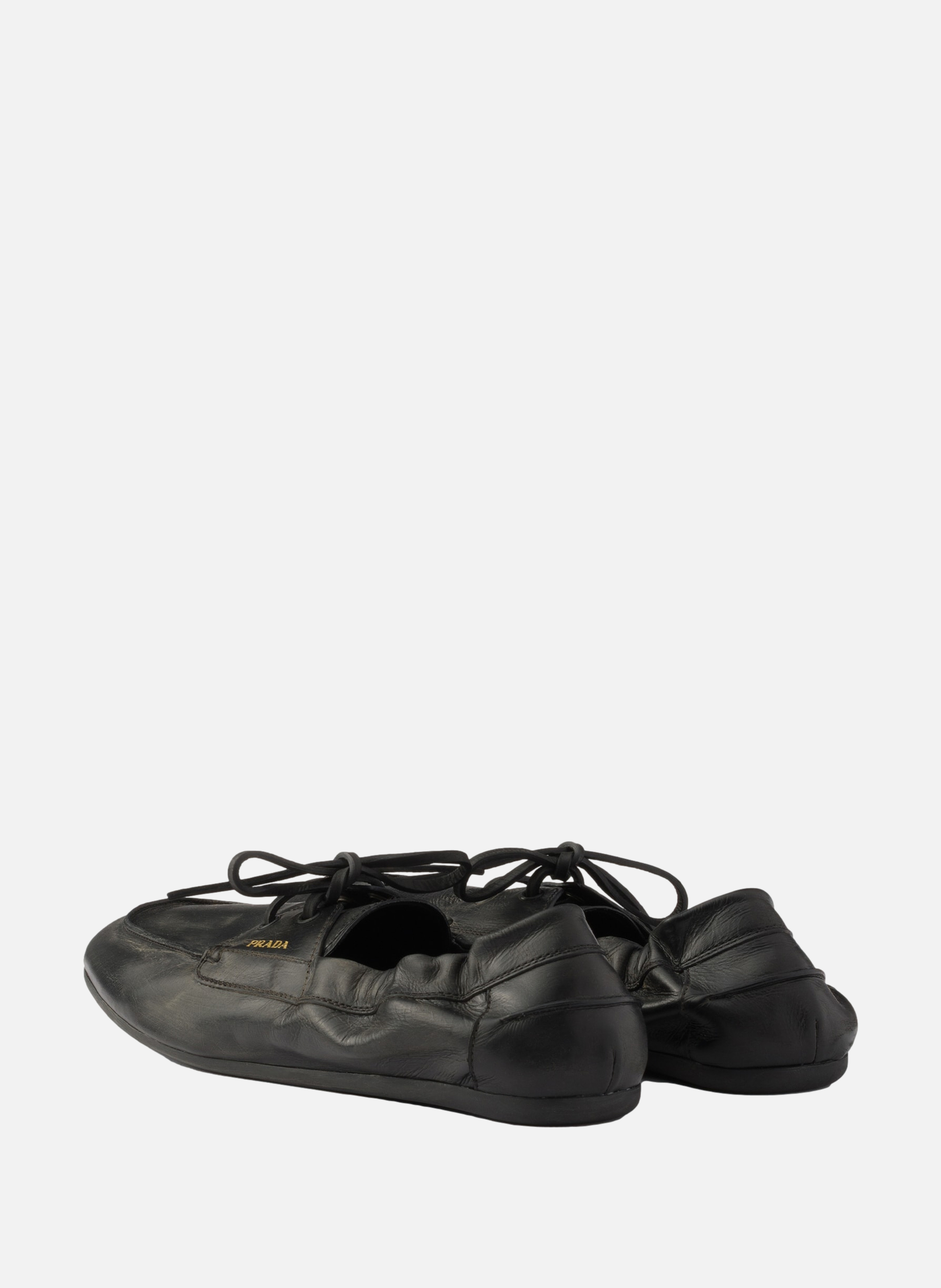 Chaussures bateau en cuir vieilli PRADA Noir