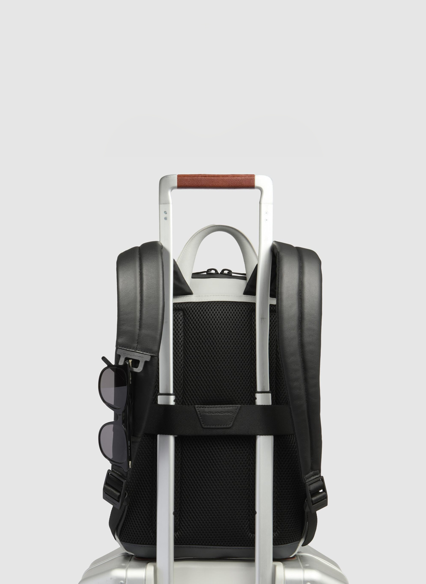 Sac à dos pour ordinateur 14", petit fomat PIQUADRO Noir