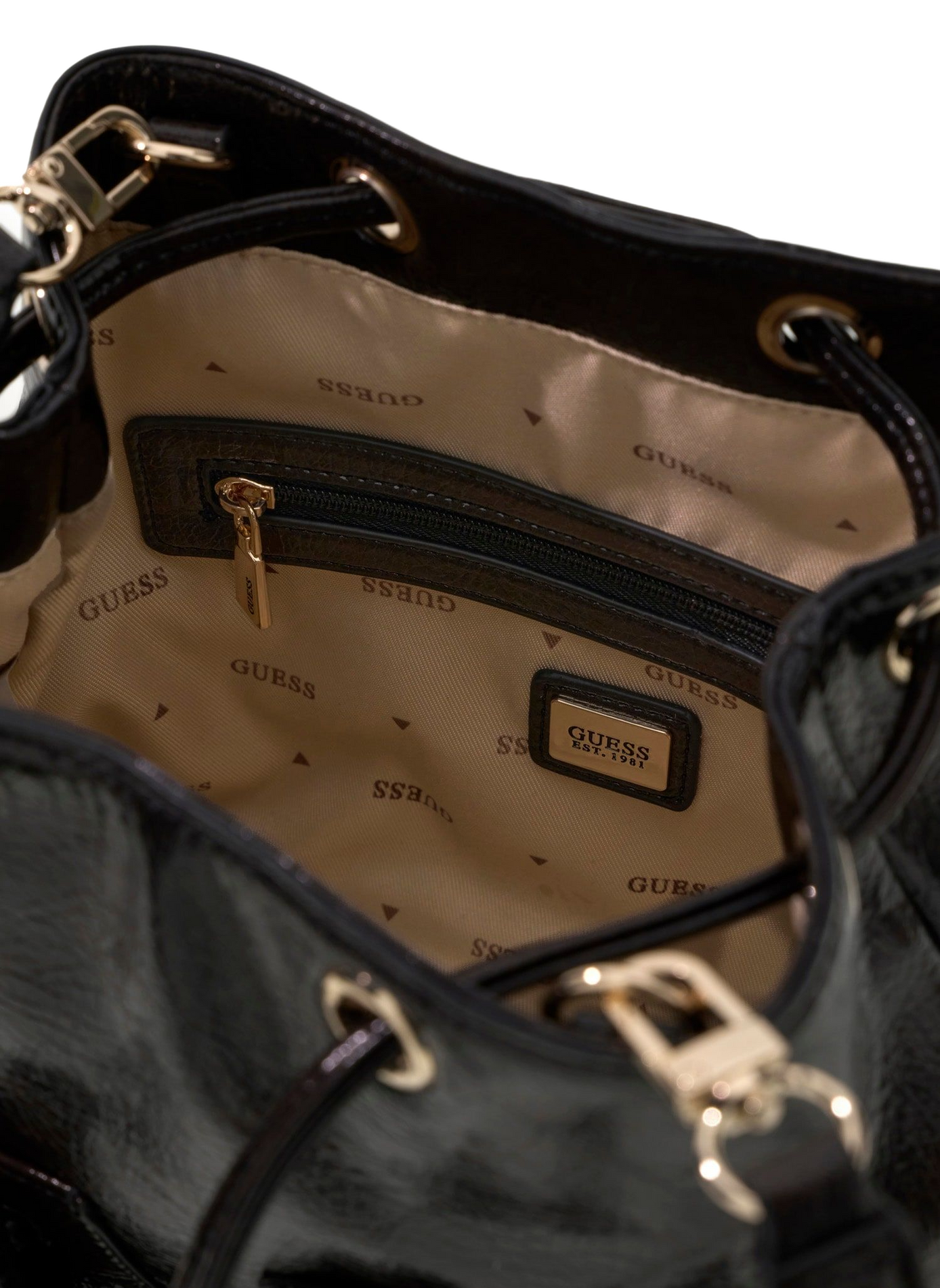 Sac seau effet cuir vernis GUESS Noir