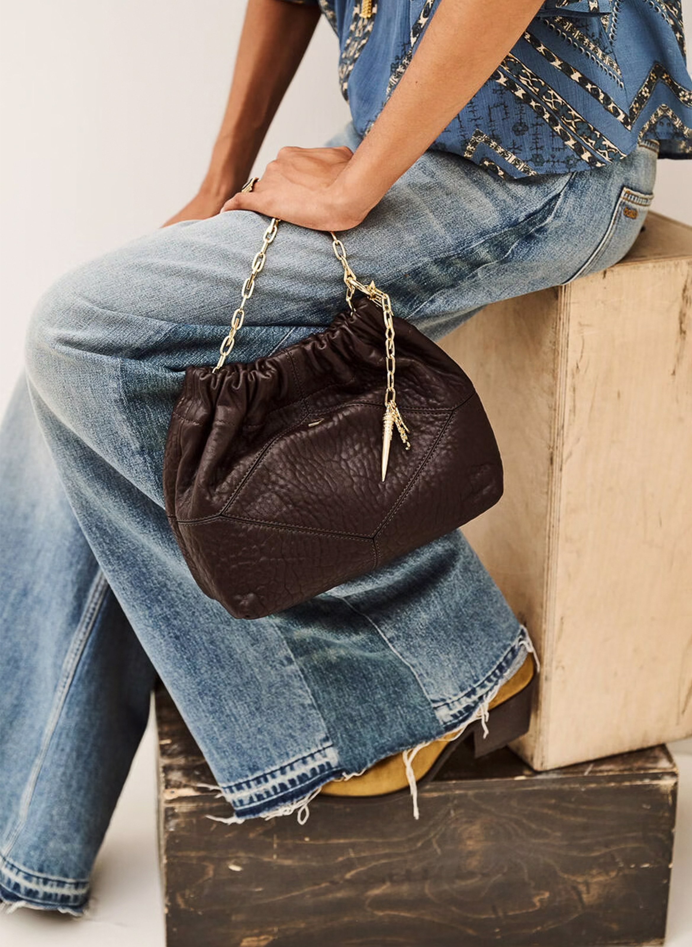 Sac bandoulière à charms en cuir mini june tote BA&SH Bruin