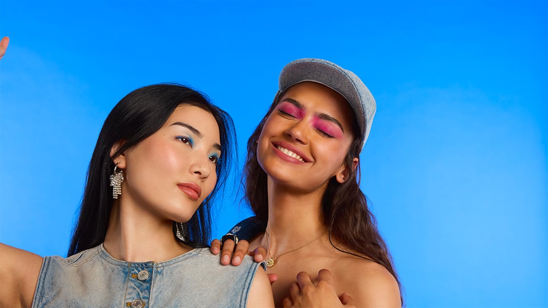 COACHELLA : QUEL MAQUILLAGE ADOPTER POUR LE FESTIVAL ? Duo de filles au maquillage bleu et rose spécial Coachella