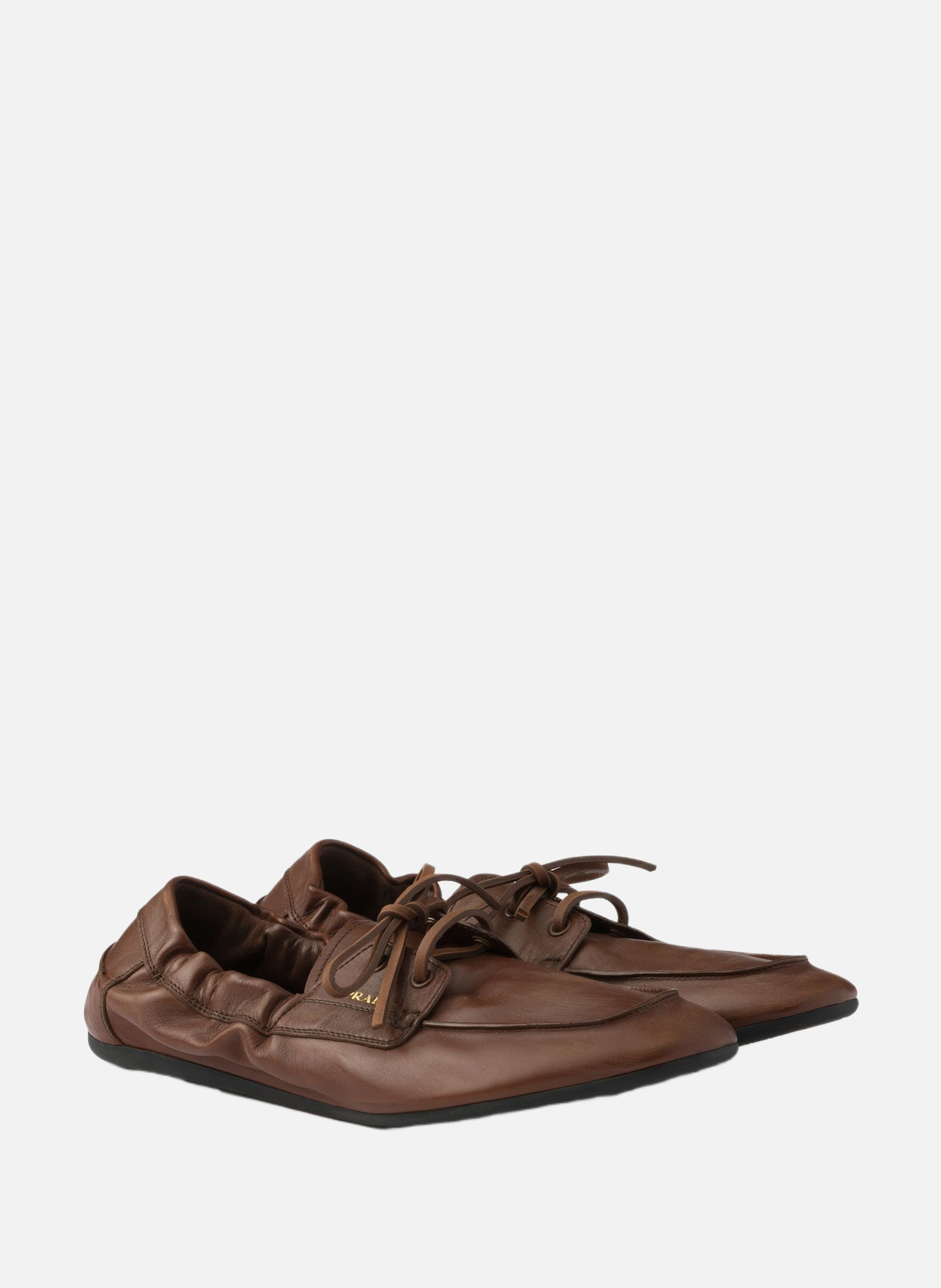 Chaussures bateau en cuir vieilli PRADA Marron