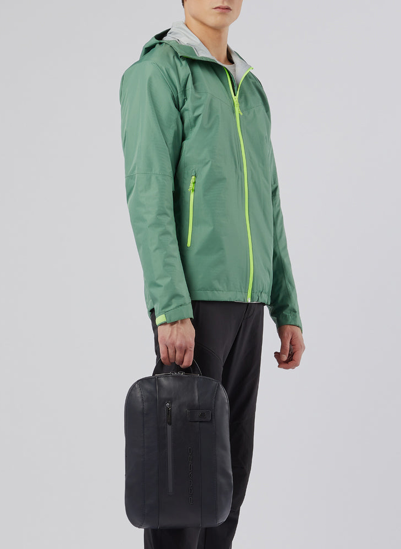 Sac à dos pour ordinateur 14", petit fomat PIQUADRO Noir