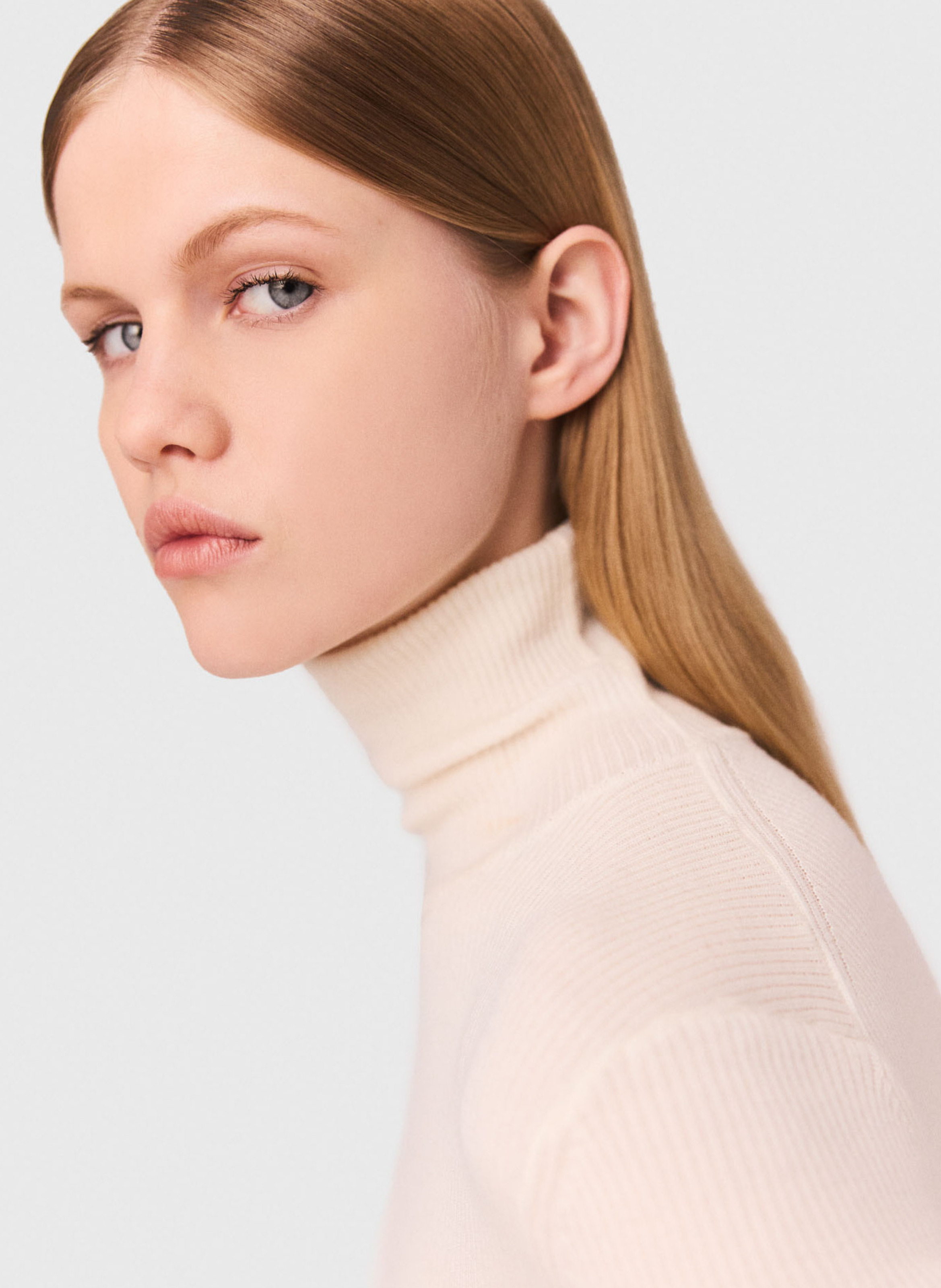 Pull col roulé en laine et en soie mélangés Beige