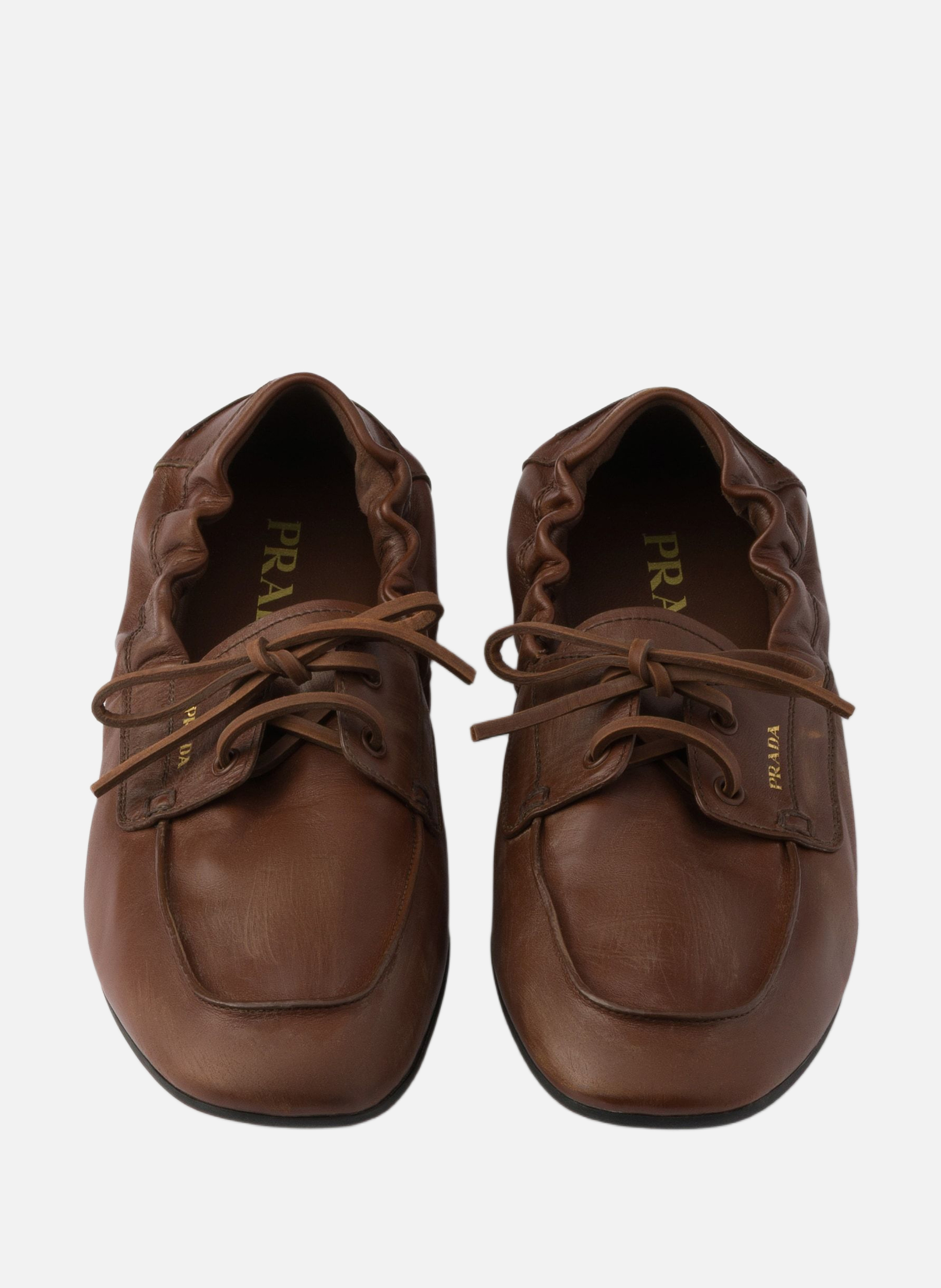 Chaussures bateau en cuir vieilli PRADA Marron