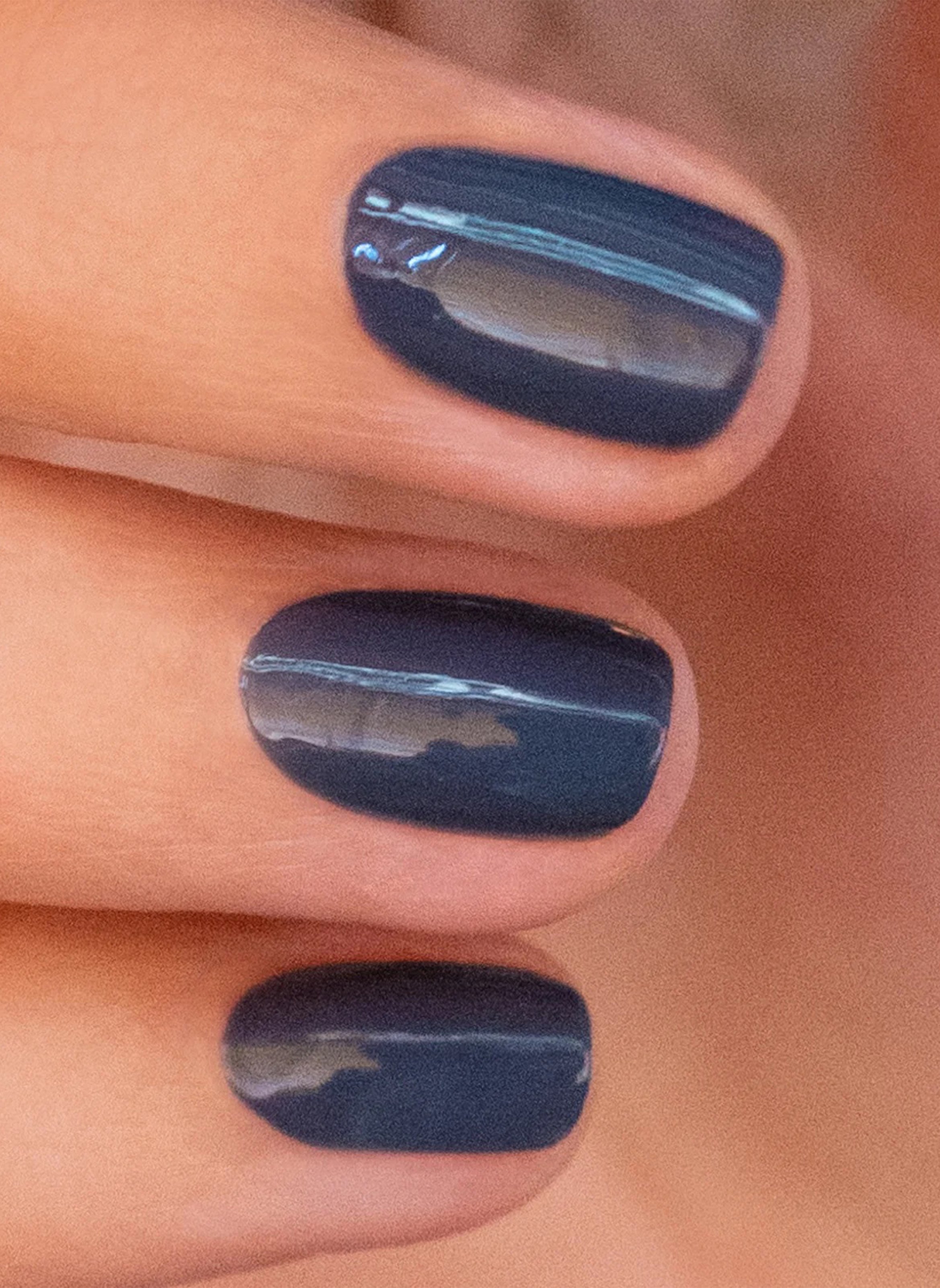 Green Nail Polish MANUCURIST Poppy seed