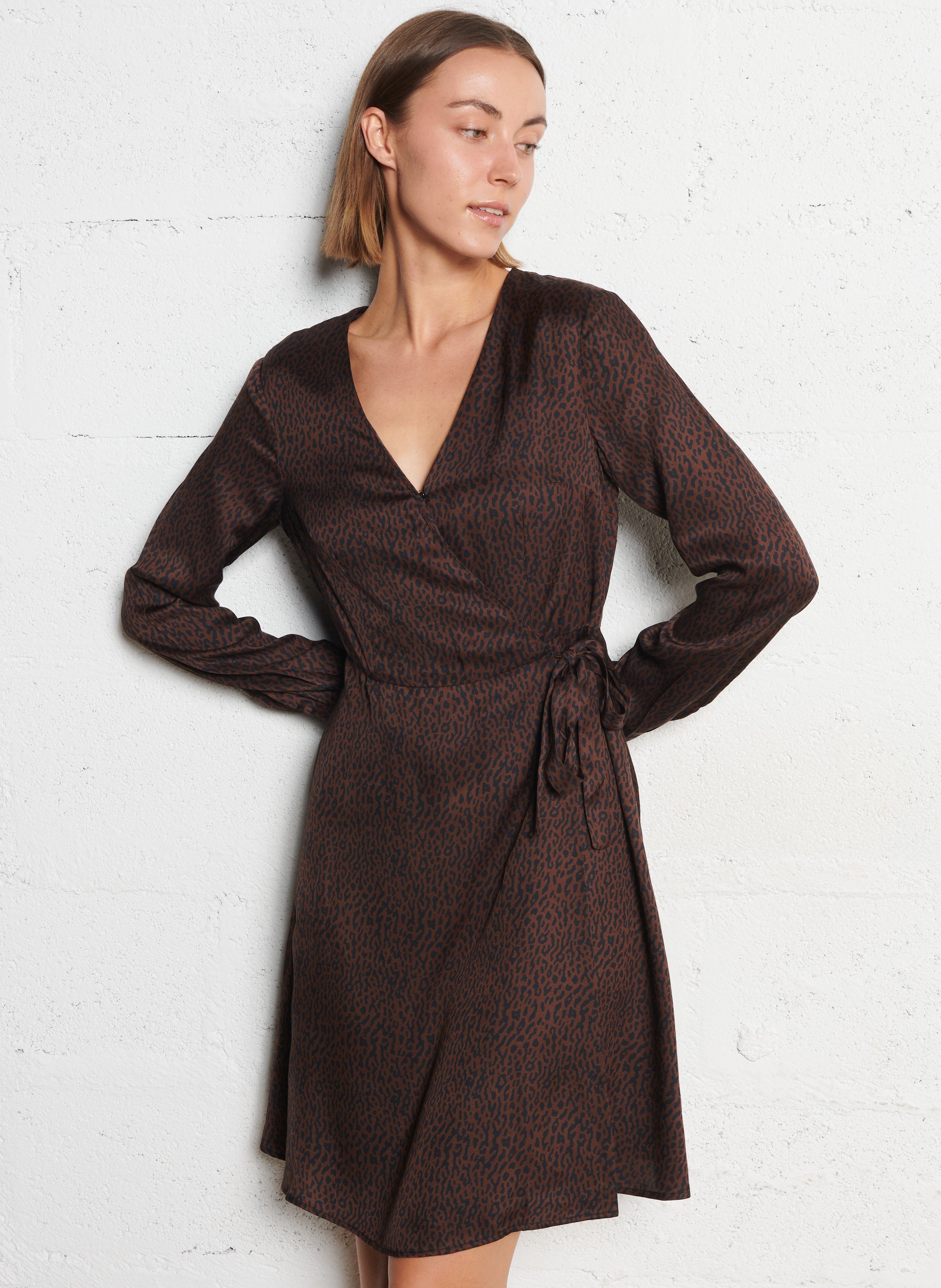 Robe courte col v imprimé léopard IKKS Marron