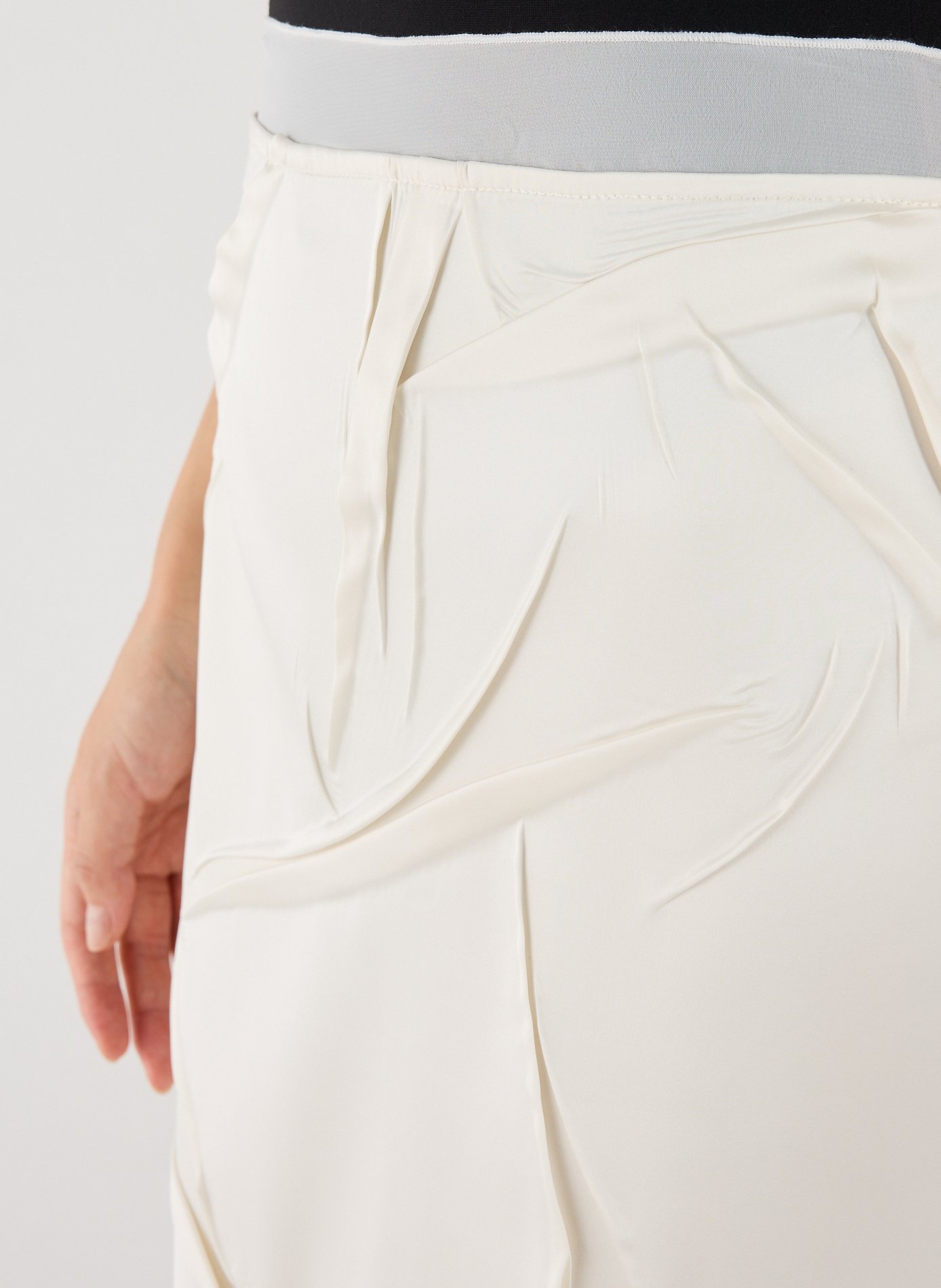 Jupe droite satinée effet froissé ADOLFO DOMINGUEZ Beige