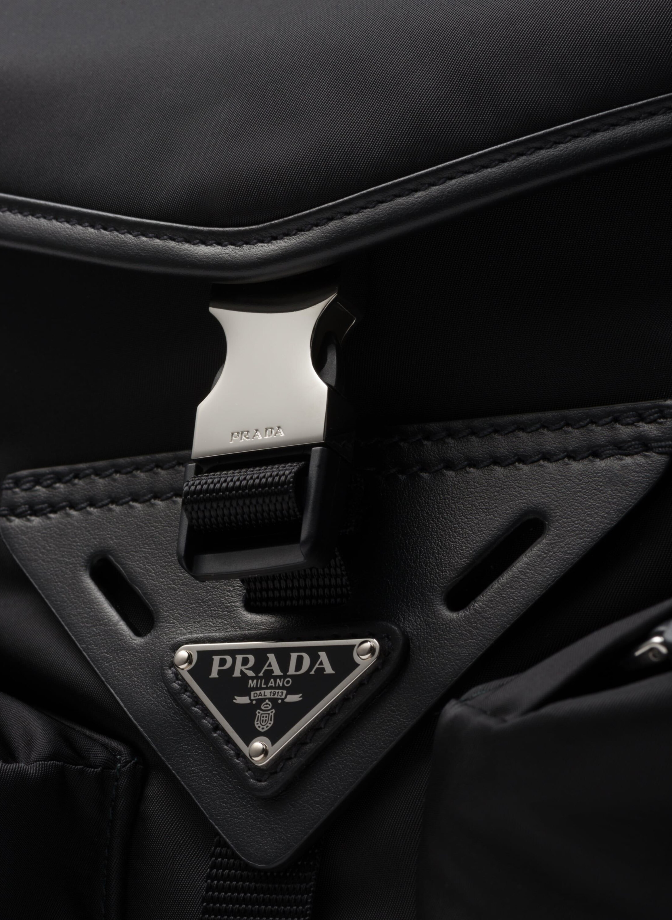 Sac porté épaule en re-nylon et cuir PRADA Noir