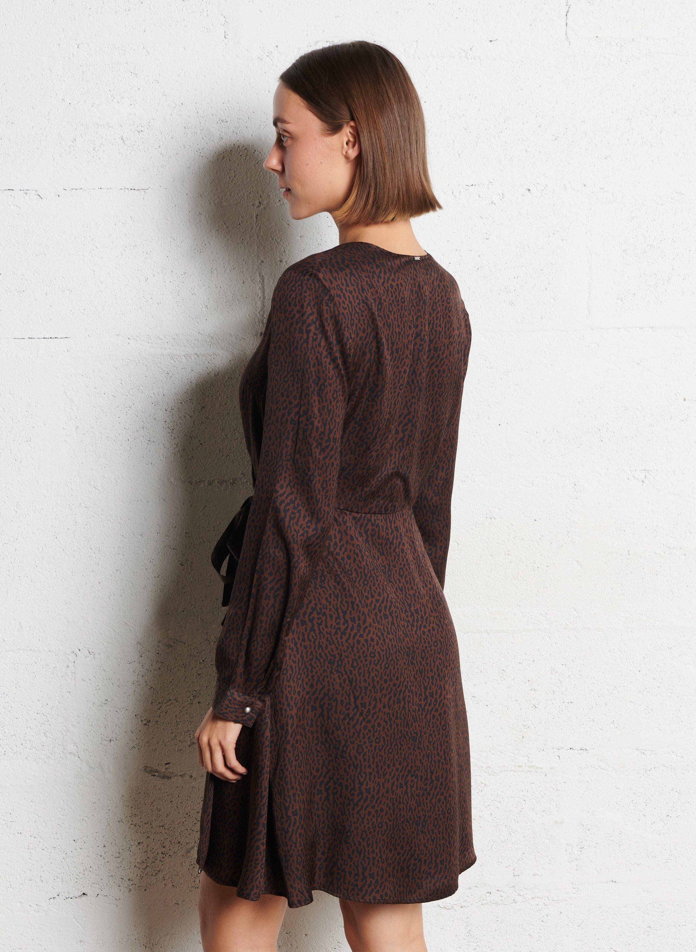 Robe courte col v imprimé léopard IKKS Marron