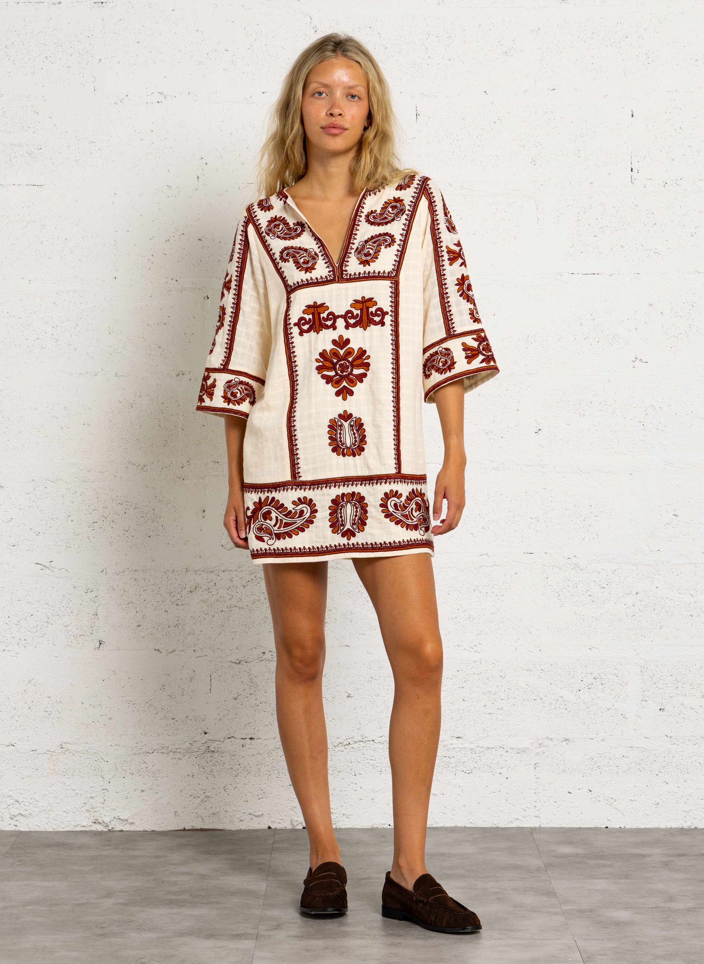 Robe courte col tunisien en coton brodée marguerite MAISON 123 Rouge