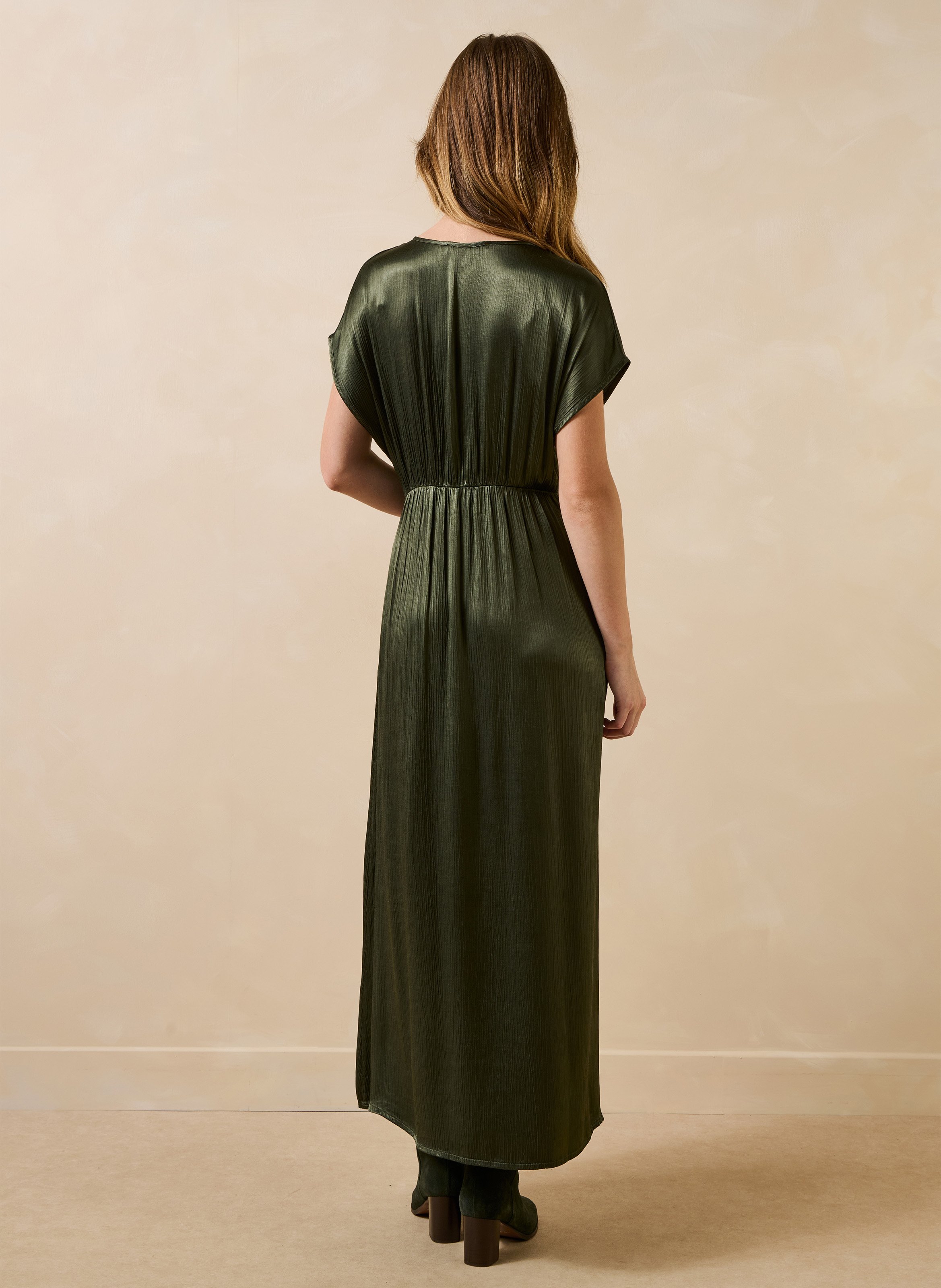 Midi-jurk met V-hals en satijneffect LA FEE MARABOUTEE Groen