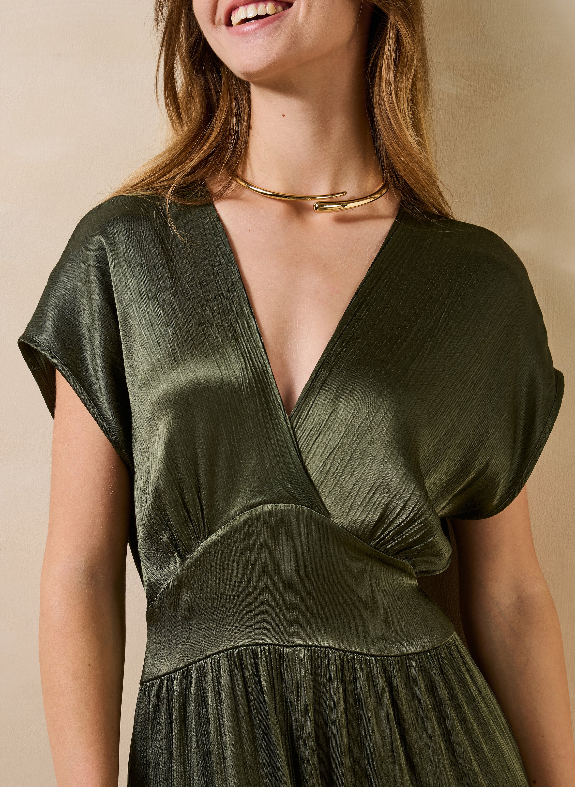 Midi-jurk met V-hals en satijneffect LA FEE MARABOUTEE Groen