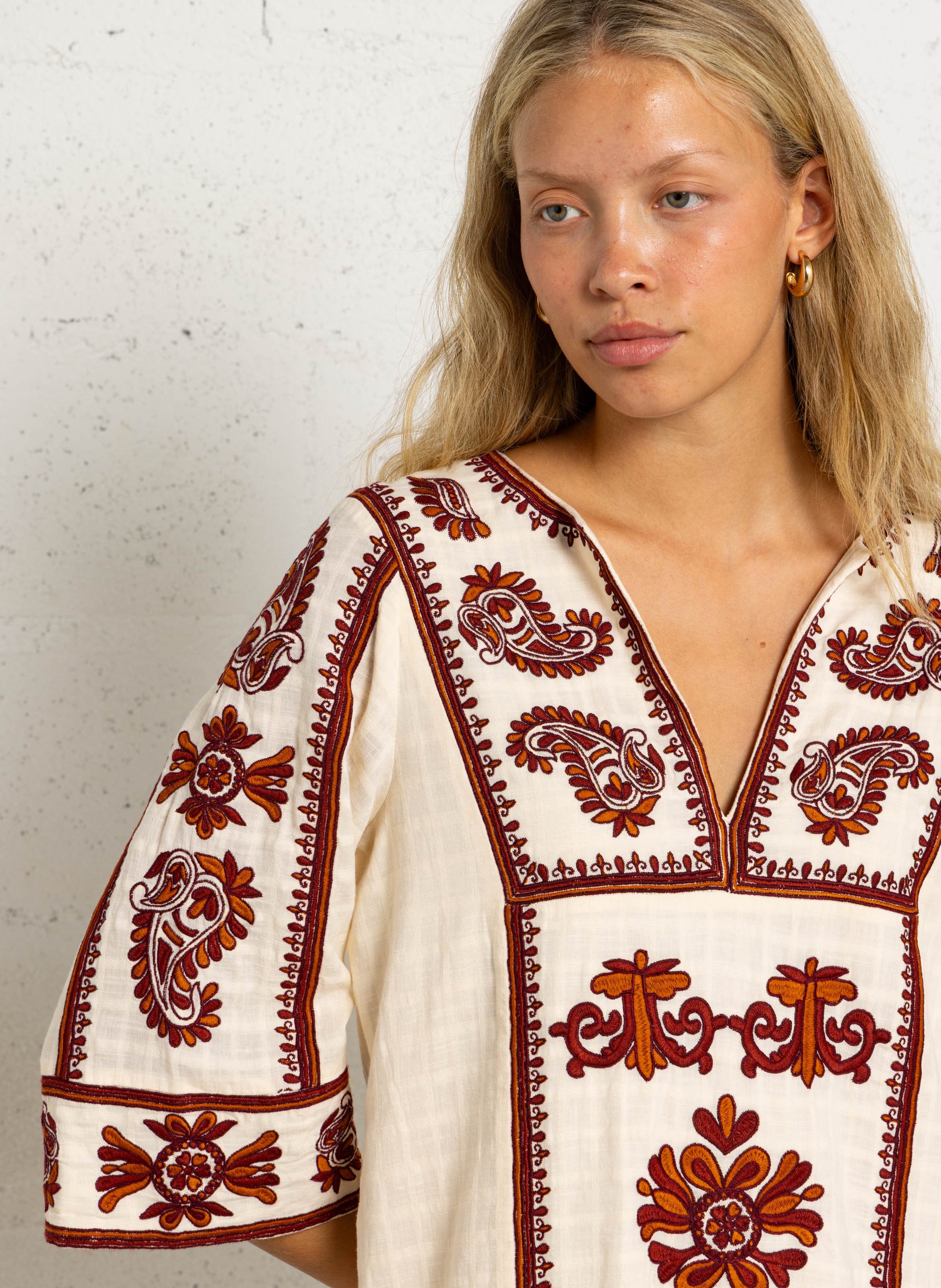 Robe courte col tunisien en coton brodée marguerite MAISON 123 Rouge