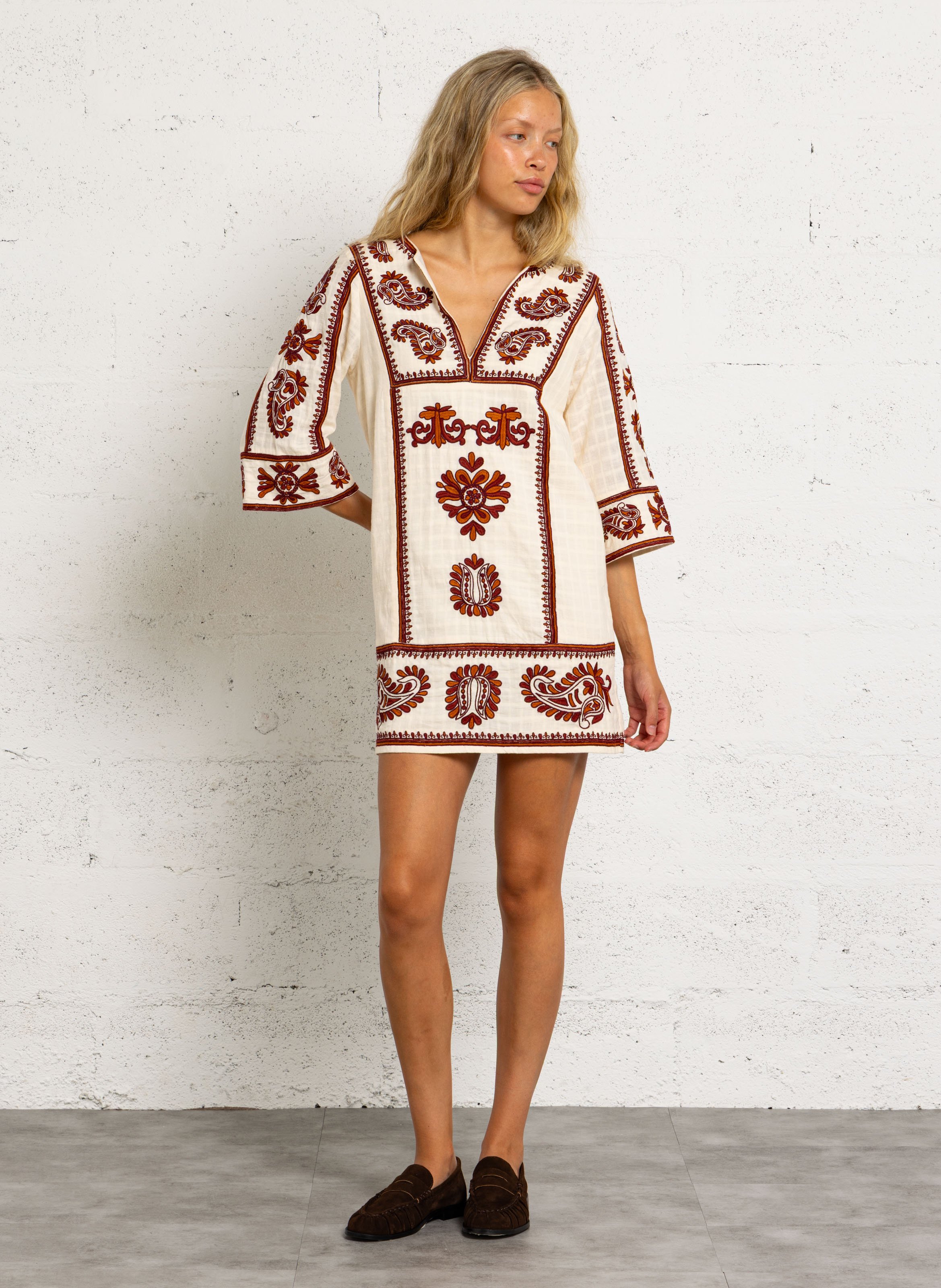 Robe courte col tunisien en coton brodée marguerite MAISON 123 Rouge